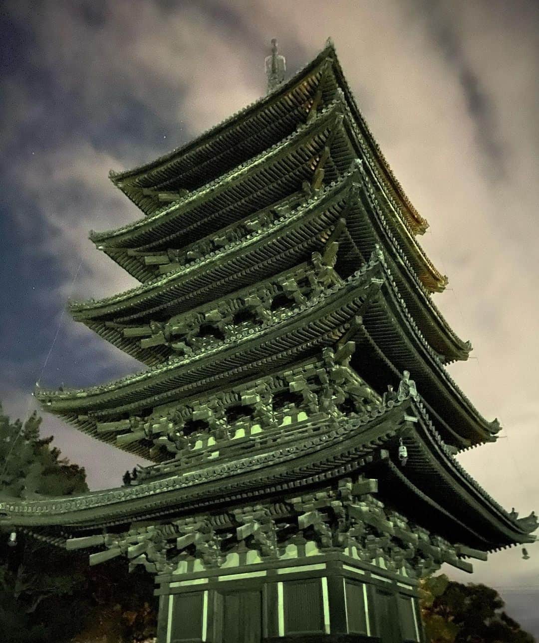 三木道三さんのインスタグラム写真 - (三木道三Instagram)「真冬の真夜中の興福寺五重塔。 これはなかなかな1枚✴︎  雅な京都も大好きやけど、奈良の無骨な宗教建築物が大好きです。  @yosuke_kubozuka  @leki3o3   付き合ってくれてありがとう。」12月17日 23時52分 - dozan11