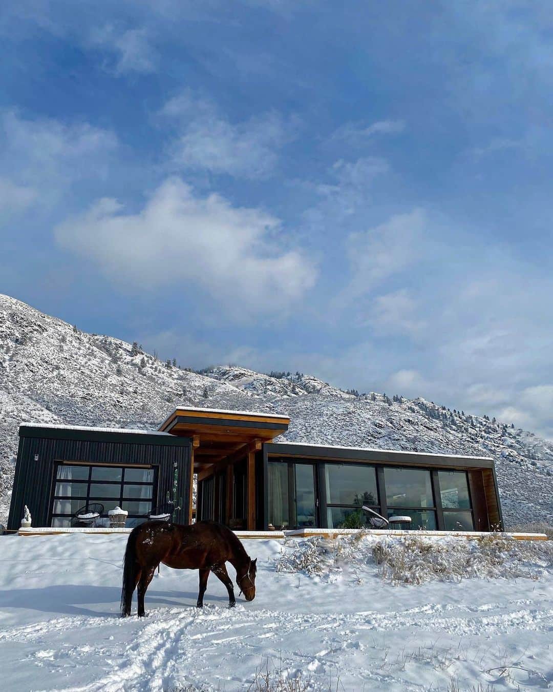 Airbnbのインスタグラム：「Superhost Catherine’s tiny studio is packed with everything you need for an unforgettable holiday, whether you’re planning a traditional feast with your partner or prefer to just graze. Head out to the slopes of Sun Peaks or stay home and savor this slice of serene beauty along the South Thompson River.   Photo: @taylormonk」