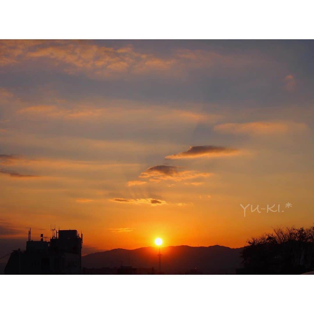 二見夕貴さんのインスタグラム写真 - (二見夕貴Instagram)「. 秋のひとり旅 2020 Kyoto🍁Day 2 . △△△ 清水坂 △△△△ おにかい . . -  京都タワーに乗る太陽 - . . 空にできるスポットライトのような線は どんな現象なんだろうと思ってたけど 単純に空にできた雲の影だったんだね😳✨ 幻想的な空を度々見てきたけどついに判明した✨ . . 旅のマイルール☝︎ ✴︎街を見渡せるところに行く ✴︎夕焼けスポットを見つける . これ、国内外どこに行っても 必ず求めてる☺️. * ※ヨーロッパだと大体狭い塔の階段を 登ることになるからとてもHard。笑 . . 今回の京都は、友達から聞いた ルーフトップバーで夕焼け観る気満々だったんだけど オープン前から並んで夕焼け待つ時間考えると 時間がもったいないと思って、 普通に清水寺辺り狙いにした\( ⍢ )/ . 華麗な早足で坂道を上ってたんだけど 間に合わなそうで、 少し手前で調度良く目の当たりにできた◎◎ . その後清水寺前まで上って、 マジックアワーの空を眺めて、 また元の場所でも素敵な眺めを🥺✨ . . --- . 夕焼けを堪能して お土産屋さんをいくつかチェックしてから 関西に住む友達とご飯に😋 大阪だと思って気軽に呼んだら まさかの兵庫だったらしく遥々ごめんだった😂笑 . ▶︎ おにかい . ずっと行きたかったお店に5年振りくらいに行けた！ 人気の京野菜の居酒屋さん予約取れて歓喜だた🥺💓 友達も、お店も、前日予約でいけた奇跡\( ⍢ )/笑 . 美味しい出汁で煮た色々な京野菜が 色々な料理になってて魅力的☺️ スタッフのお姉さん達も優しくて素敵だた♡ . ちなみに串八っていう 串屋さんにも行ったんだけど 安くておいしかった😋✨ . . #sunset #japanautumn #kyototrip #travelinjapan #cameragirl #tripgirl #ilovesky #ilovesunset #magichour  #kiyomizutemple #夕焼け空 #秋旅 #カメラ女子 #京都旅 #ひとり旅女子 #空まにあ #夕焼け部 #マジックアワー #京都タワー #清水寺 #おにかい #ファインダー越しの私の世界 #写真好きな人と繋がりたい #OLYMPUSpen」12月18日 0時06分 - yyyuki___