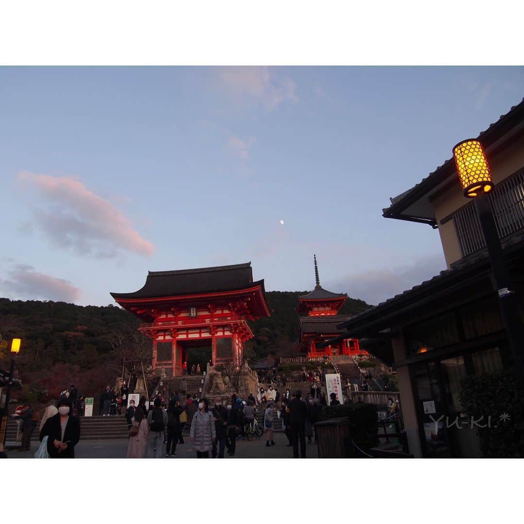 二見夕貴さんのインスタグラム写真 - (二見夕貴Instagram)「. 秋のひとり旅 2020 Kyoto🍁Day 2 . △△△ 清水坂 △△△△ おにかい . . -  京都タワーに乗る太陽 - . . 空にできるスポットライトのような線は どんな現象なんだろうと思ってたけど 単純に空にできた雲の影だったんだね😳✨ 幻想的な空を度々見てきたけどついに判明した✨ . . 旅のマイルール☝︎ ✴︎街を見渡せるところに行く ✴︎夕焼けスポットを見つける . これ、国内外どこに行っても 必ず求めてる☺️. * ※ヨーロッパだと大体狭い塔の階段を 登ることになるからとてもHard。笑 . . 今回の京都は、友達から聞いた ルーフトップバーで夕焼け観る気満々だったんだけど オープン前から並んで夕焼け待つ時間考えると 時間がもったいないと思って、 普通に清水寺辺り狙いにした\( ⍢ )/ . 華麗な早足で坂道を上ってたんだけど 間に合わなそうで、 少し手前で調度良く目の当たりにできた◎◎ . その後清水寺前まで上って、 マジックアワーの空を眺めて、 また元の場所でも素敵な眺めを🥺✨ . . --- . 夕焼けを堪能して お土産屋さんをいくつかチェックしてから 関西に住む友達とご飯に😋 大阪だと思って気軽に呼んだら まさかの兵庫だったらしく遥々ごめんだった😂笑 . ▶︎ おにかい . ずっと行きたかったお店に5年振りくらいに行けた！ 人気の京野菜の居酒屋さん予約取れて歓喜だた🥺💓 友達も、お店も、前日予約でいけた奇跡\( ⍢ )/笑 . 美味しい出汁で煮た色々な京野菜が 色々な料理になってて魅力的☺️ スタッフのお姉さん達も優しくて素敵だた♡ . ちなみに串八っていう 串屋さんにも行ったんだけど 安くておいしかった😋✨ . . #sunset #japanautumn #kyototrip #travelinjapan #cameragirl #tripgirl #ilovesky #ilovesunset #magichour  #kiyomizutemple #夕焼け空 #秋旅 #カメラ女子 #京都旅 #ひとり旅女子 #空まにあ #夕焼け部 #マジックアワー #京都タワー #清水寺 #おにかい #ファインダー越しの私の世界 #写真好きな人と繋がりたい #OLYMPUSpen」12月18日 0時06分 - yyyuki___