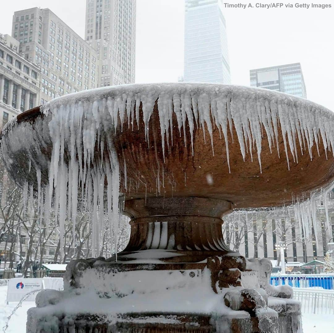 ABC Newsさんのインスタグラム写真 - (ABC NewsInstagram)「It was a cold one in New York City, as a winter storm slammed into the Northeast, bringing three feet of snow to some areas. #newyork #newyorkcity #storm #snow #weather」12月18日 0時06分 - abcnews