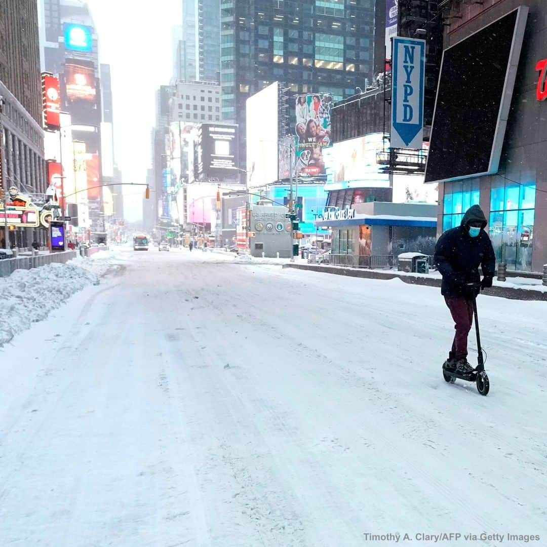 ABC Newsさんのインスタグラム写真 - (ABC NewsInstagram)「It was a cold one in New York City, as a winter storm slammed into the Northeast, bringing three feet of snow to some areas. #newyork #newyorkcity #storm #snow #weather」12月18日 0時06分 - abcnews