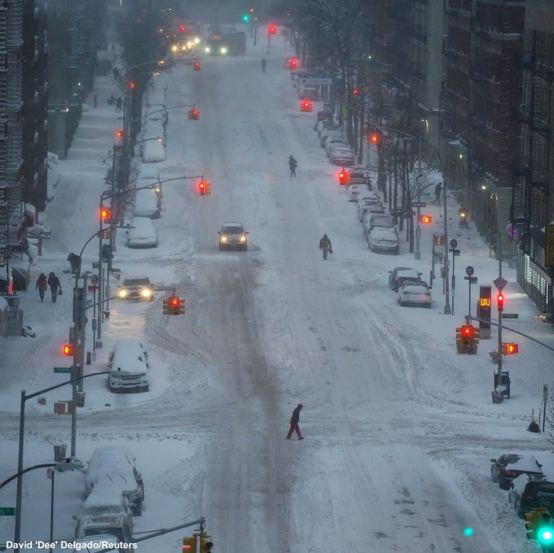 ABC Newsさんのインスタグラム写真 - (ABC NewsInstagram)「It was a cold one in New York City, as a winter storm slammed into the Northeast, bringing three feet of snow to some areas. #newyork #newyorkcity #storm #snow #weather」12月18日 0時06分 - abcnews