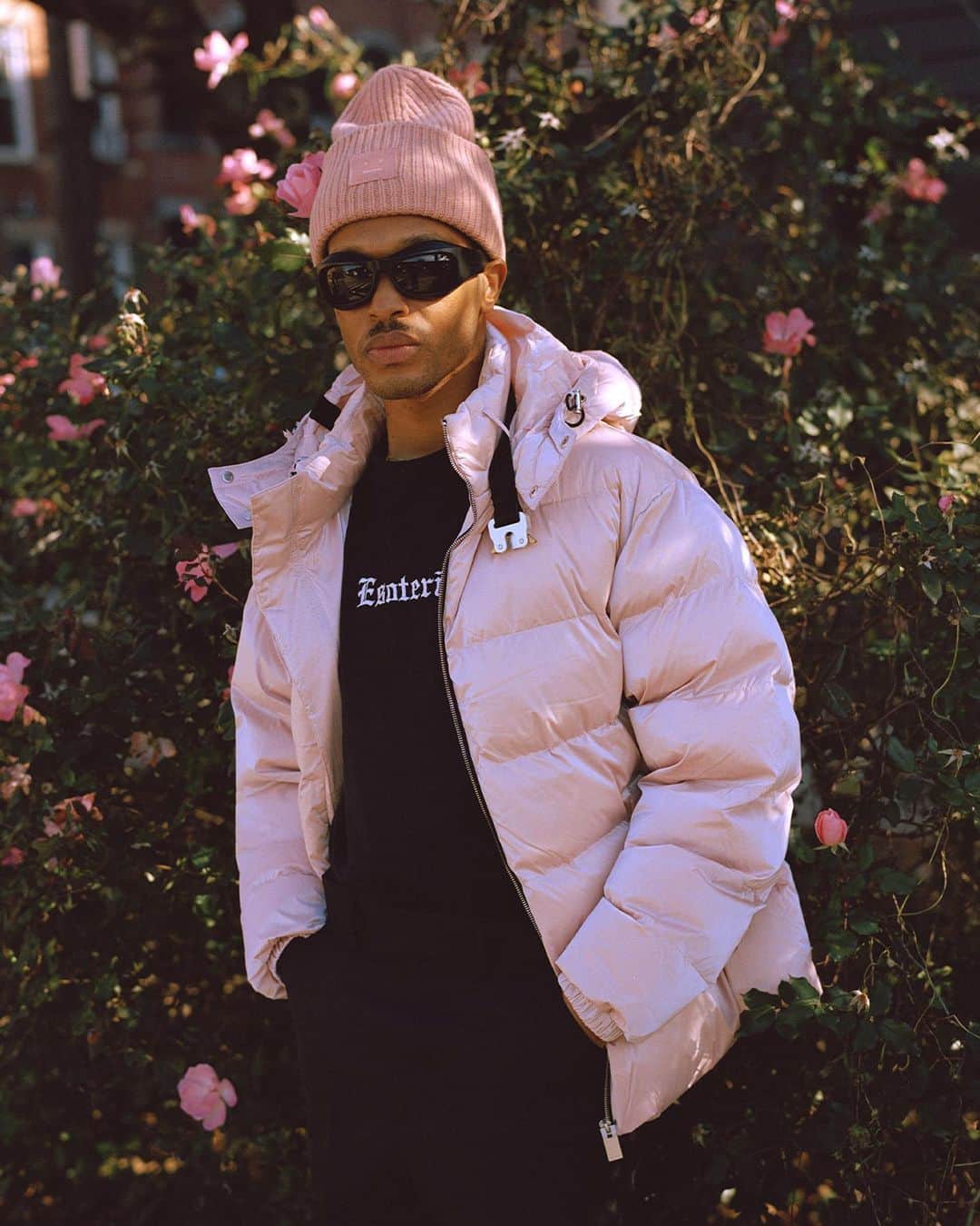 のインスタグラム：「Curator and New York Times Bestselling author, Mr Antwaun Sargent (@sirsargent) has a pretty simple recipe for getting dressed in the morning: "A really good trouser, a really good knit that matches the trouser, my hat, and, of course, I love a slide." In our latest installment of How I Wear it, he breaks down his love of monochromatic colour, minimalism, and ethical brands. Head to the link in bio to read the full interview.」