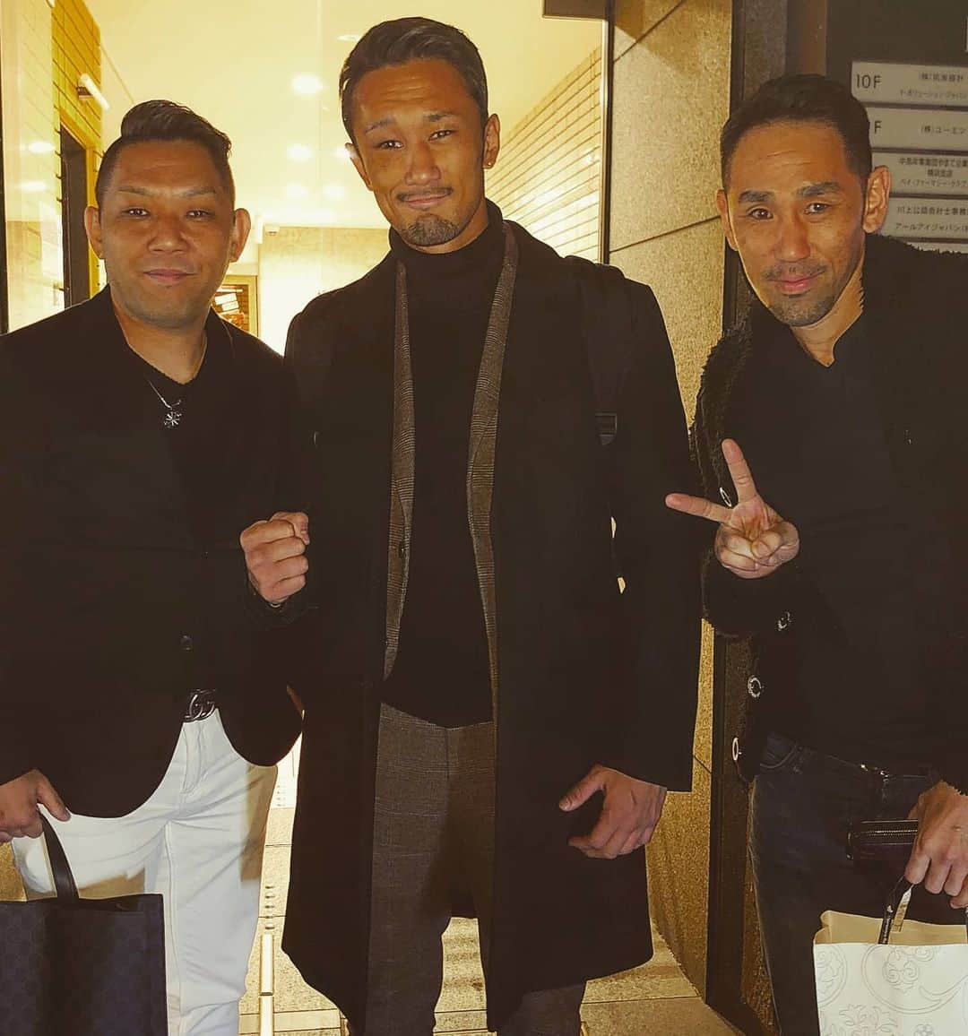 梅野源治のインスタグラム：「@bom_muaythai の中川代表&明日さんとお食事へ♪　神奈川県一位の焼肉店、メチャクチャ美味しかった✨🥓 楽しい話ばかりで時間があっという間だったな〜！！  激励賞や帰りのタクシー代金、なにからなにまで感謝です🙏🔥 #エイワスポーツジム　#神奈川県　#横浜」