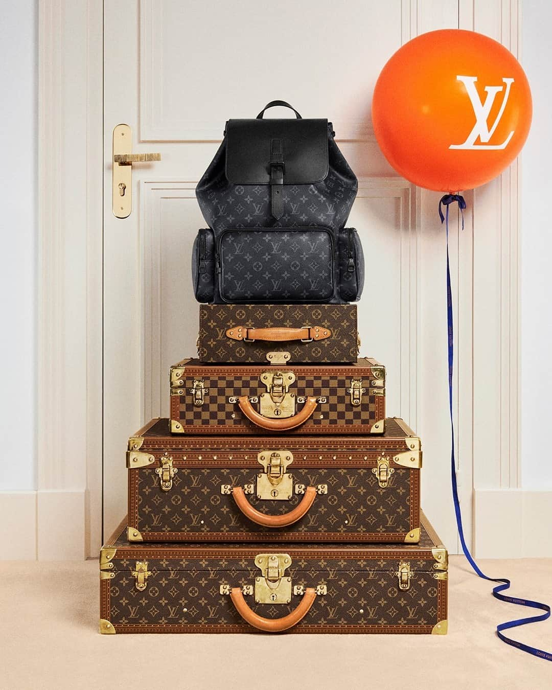 ルイ・ヴィトンさんのインスタグラム写真 - (ルイ・ヴィトンInstagram)「An adventure awaits. Elevate daily outings with a timeless #LouisVuitton travel bag like the Monogram Eclipse Trio backpack. Discover more #LVGifts via link in bio.」12月18日 0時00分 - louisvuitton