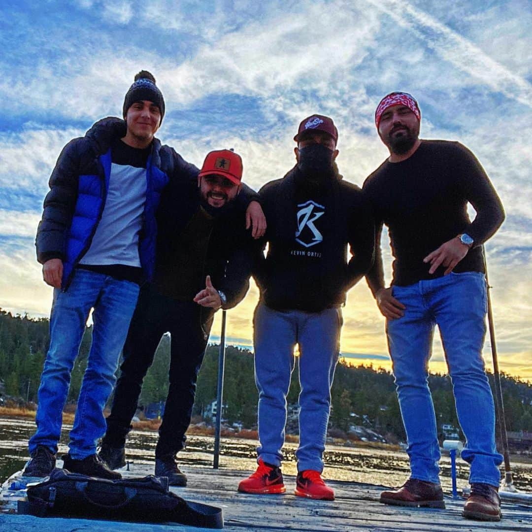 ケビン・オーティズのインスタグラム：「Muy buenos días a todos tengan un excelente día bendiciones 🙏🏻❄️ #bigbearlake #bigbear #snow #bros @oscarortizoficial  @gerardoortizoficial  @badsinw1 👌🏻」