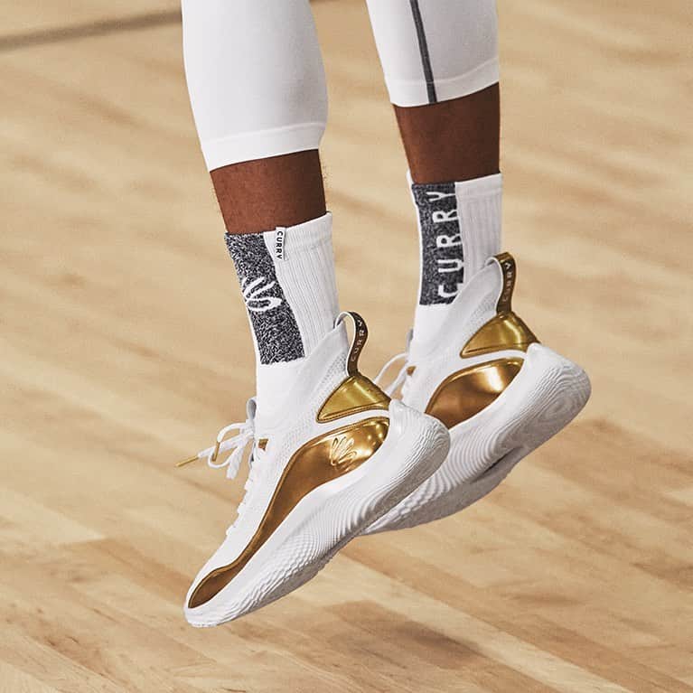 のインスタグラム：「Golden State of mind. For @StephenCurry30 excellence is about more than stacking 🏆🏆🏆. It’s about the impact you leave off the court too. The #Curry8 “Golden Flow” is available now. Shop link in bio.」