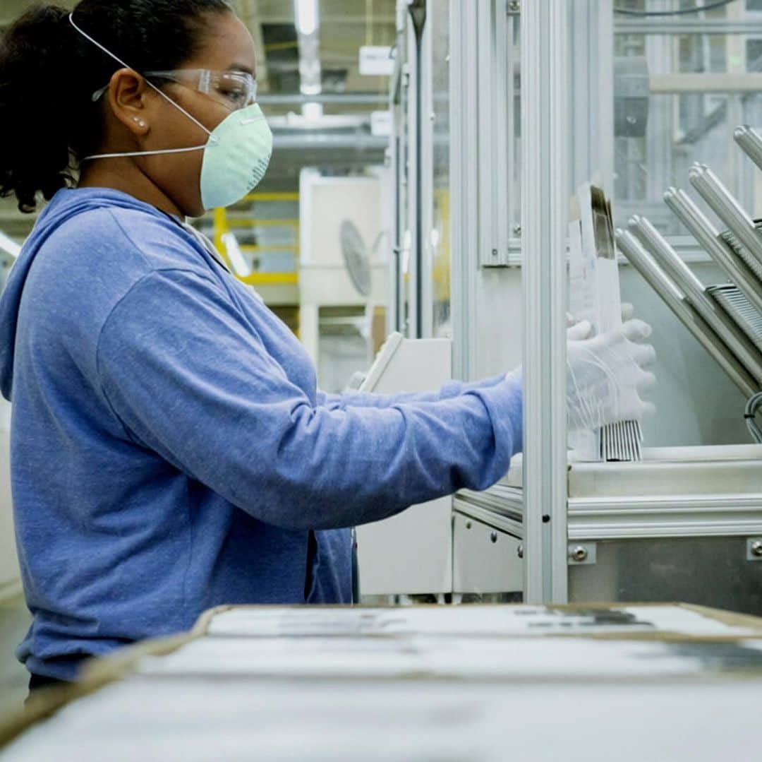 3M（スリーエム）のインスタグラム：「To support health care workers & essential workers on the frontlines of the fight against #COVID19, we've expanded our Aberdeen plant to further increase production. Our largest U.S. respirator plant has been running 24/7 since January as we make more N95 respirators than ever before. Learn more via link in bio.」