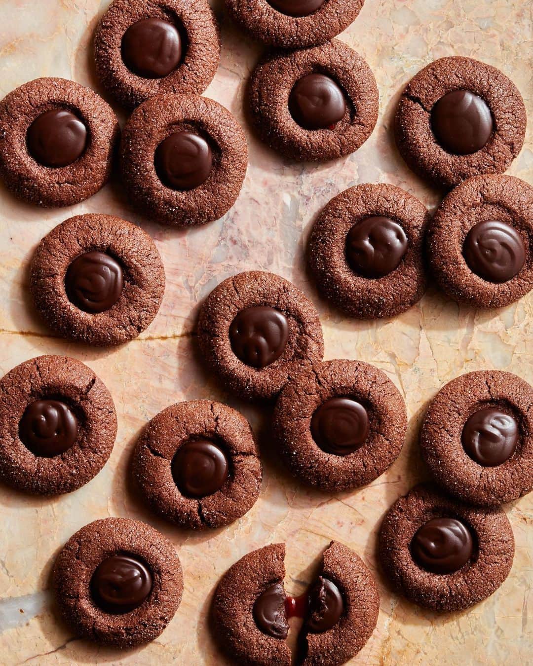 Gaby Dalkinのインスタグラム：「PSA: I made @sallysbakeblog Chocolate Thumbprint Cookies and added strawberry preserves and ganache on top and let me just tell you - THEY ARE 1000% INSANE! Add them to the holiday baking to-do list!! Linked in my profile 🖤 https://whatsgabycooking.com/double-chocolate-thumbprint-cookies/」