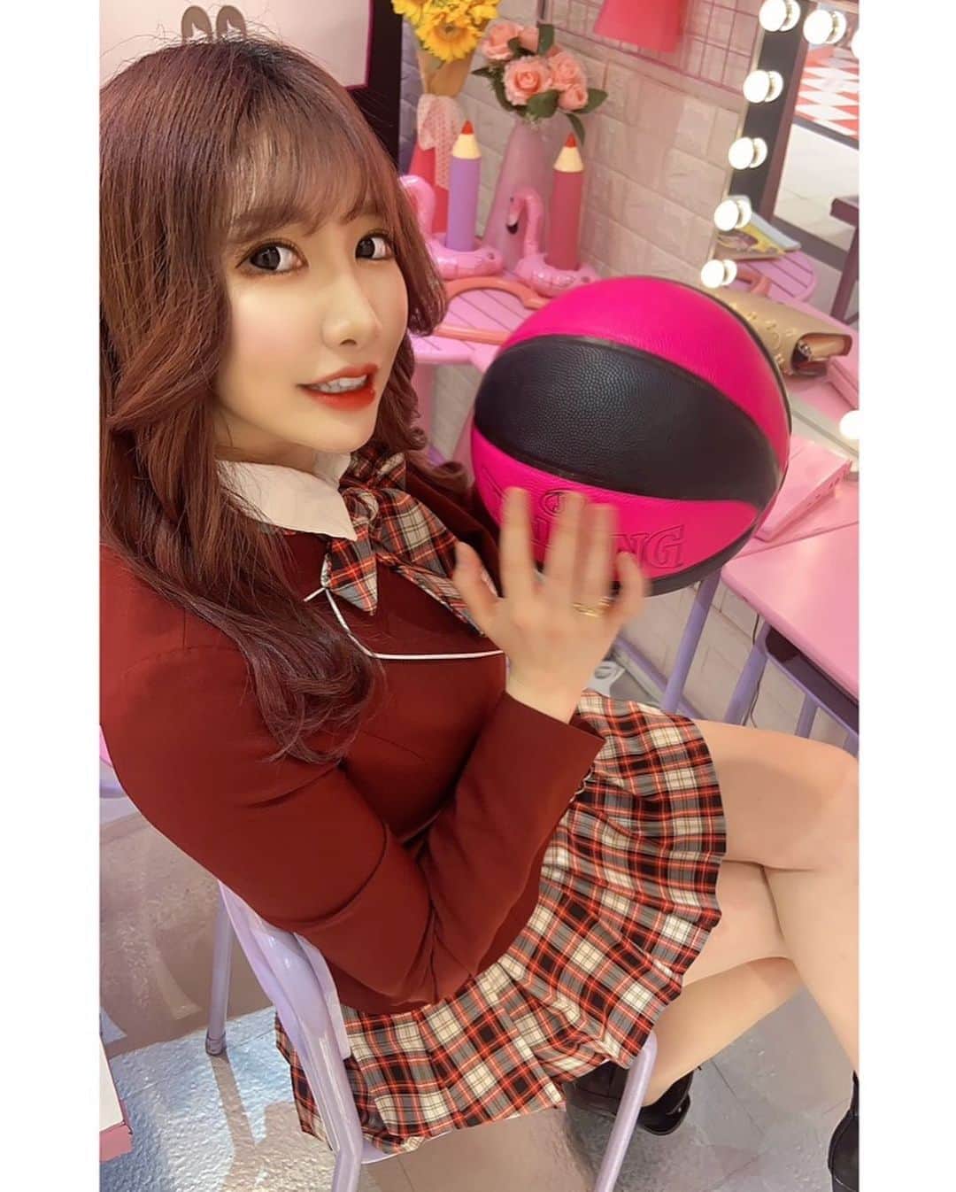 若月みいなさんのインスタグラム写真 - (若月みいなInstagram)「JK11😂♥️ #韓国制服  #교복  #choa  #좋아  #原宿  #ジャケットのボタンがはち切れそうだった  #ゴリゴリバスケやってたのにボール回し出来なくなった」12月18日 10時57分 - wakatsuki_cmore