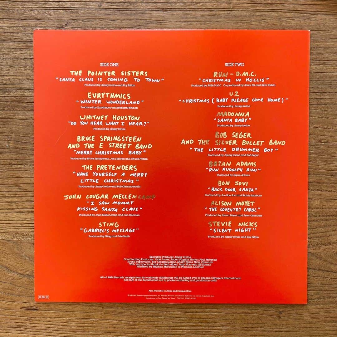 山田稔明さんのインスタグラム写真 - (山田稔明Instagram)「1987年のクリスマスコンピ名盤。中2から聴いてるレコード。どこを切っても美味しいバームクーヘンみたいな。 #朝一番に聴くレコード」12月18日 10時58分 - toshiakiyamada