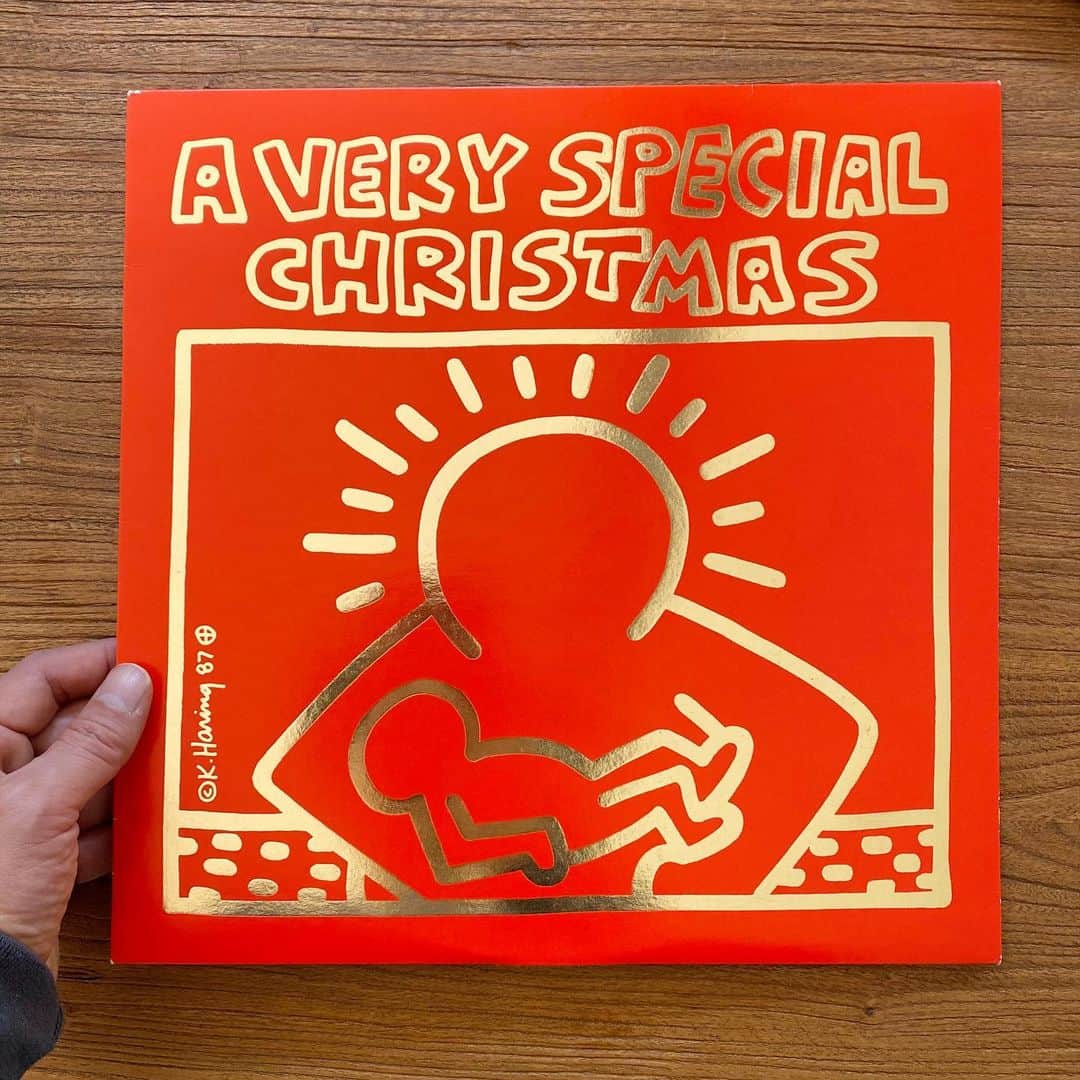 のインスタグラム：「1987年のクリスマスコンピ名盤。中2から聴いてるレコード。どこを切っても美味しいバームクーヘンみたいな。 #朝一番に聴くレコード」