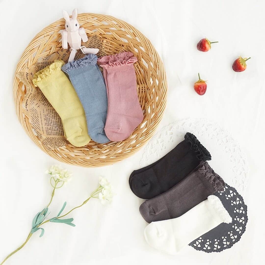 のインスタグラム：「【New Arrival styling by Ally】 . オシャレは足元から♪ソックス3足SET🌈 . どんなコーデにも馴染みやすいソックスを3足セットに💫 女の子らしいフリルデザインで、デイリーにお出かけに大活躍の予感💕 ちょっとしたプレゼントにもオススメです🎀 . ▶️フリルハイソックス☆3足SET カラー：モノトーン/カラフル サイズ：7-9cm/10-12cm/13-15cm/16-18cm プライス：1,000円+tax . . . 🌟合わせてチェック👀 クリスマス直前セール開催中🎊 . 大ヒット👑サンタワンピ・サンタロンパースは必見🎅 お洋服＆ヘッドアクセ、セール初登場アイテム多数🎀 . 人気アイテム、争奪戦です😚👍 売りきれごめん！急いで～🥳 . ⏰12月20日（日）23:59まで！ . プロフィール欄のURLから、べびちゅＨＰへGO🧚‍♀ 上部のバナーからSALEへいけるよ☝️ . . 🌟さらにおトク情報🎉 コレ買ったら送料無料📦🆓 「送料無料キャンペーン」のアイコンがついたアイテムなら、送料無料❣️ . クーポンの選択不要👍8,800円以上のご購入でなくても送料無料になっちゃいます😘 合わせてGETすれば、おトクだよ✌️ . . 紹介アイテム品番：AP-L154061 . . #新作 #ガールズソックス #ハイソックス #フリル #べびちゅ #babychu #ig_kidsphoto #ig_babyphoto #かわいい #子供服 #ベビー服 #親バカ部 #女の子#男の子 #娘 #息子 #赤ちゃん #ベビーコーデ #キッズコーデ #ベビーファッション #キッズファッション #出産祝い #baby #babychujp #べびちゅstylingcollection #stayhome #おうち時間 #ベビーファッション #キッズファッション #出産祝い #baby #babychujp #べびちゅstylingcollection #stayhome #おうち時間」