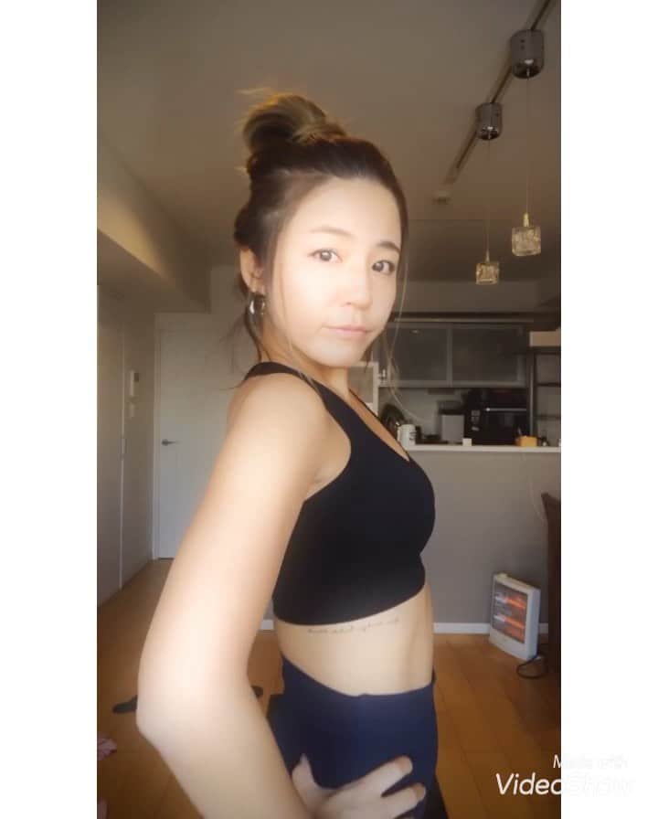 なーみのインスタグラム：「👵🏽 最近やーっとストレッチのち宅トレが 日課になってきた(๑´ㅂ`๑) 2ヶ月かかった😇 。 パジャマでやったり パンツでやったり🩲 ウェア履いてみたり 。 このブラトップはウェアとしてもいけた🤙🏽 胸周りが程よい空き具合。 背中のムチ子を優しくホールド パットが小丸でしっかり盛れる用になってる👌 後ろが可愛い。 後ろがばってんだからより寄るのも。 。 。 そんな素敵なナイトブラ( ⊙‿⊙)♡ すんげぇ楽ちん。 。 。 私好みのレース無しタグ無しホック無し‼️ 。 私はSとM注文してみたけど どちらも結構ジャストだった😂 だから、Sで良きだと思う。 伸びがとても良いから大きな人も小さな人も合う設計になってるのね〜 。 。 マシュマロなんちゃらえんじぇる？👼🏼 ストーリーとハイライトに貼っときます🧚‍♀️ 。 #ナイトブラ #ブラトップ#補正下着 #ヨガウェア#ヨガ#ボディメイク#乳育 #ルームウェア#おうちが好き #万年ダイエッター」