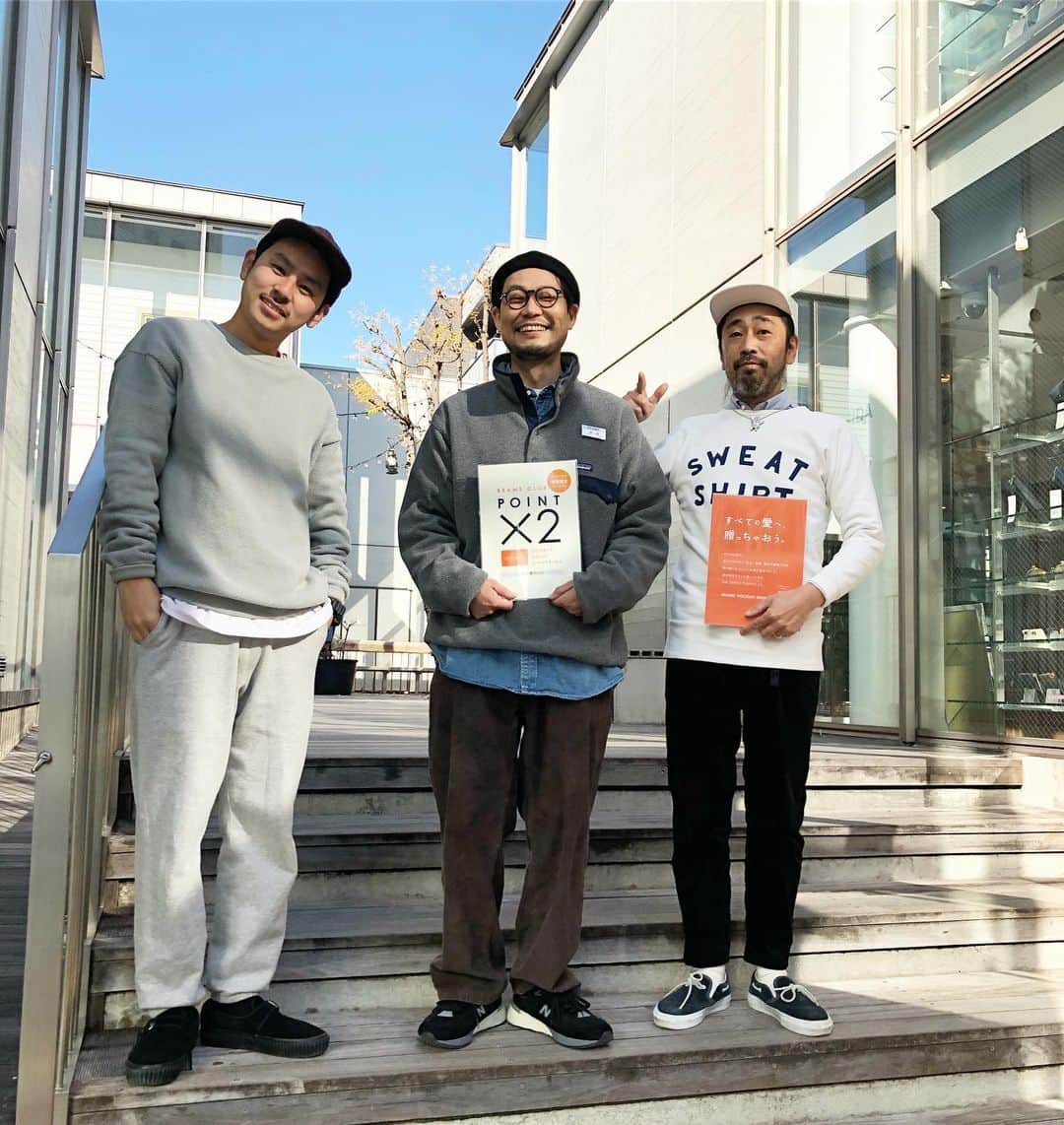 B JIRUSHI YOSHIDAのインスタグラム：「おはようございます。 只今の代官山地区の天候は晴れ。 本日の最高気温は12℃の予報です。空気がひんやりとしており今日も寒い一日となりますので、体調を崩さないように暖かくしてお過ごしください。そしてクリスマスまであと1週間。クリスマスギフトをお探しの方は是非店頭にてご覧ください。ギフト選びのお手伝いをさせていただきます。  本日はこちらのメンバーでご案内いたします。 年末年始の巣ごもりに、どのゲームソフトを選ぼうか悩んでるスタッフがいます。 オススメがある方は是非お声かけください。  では本日も皆様のご来店お待ちしております。 ・ ＜営業終了のお知らせ＞ B印 ヨシダ 代官山は、12月27日(日)をもって営業を終了いたします。 最終営業日まで、変わらぬご愛顧のほど、宜しくお願いいたします。 営業終了後はビームスジャパン3Fにて販売をいたしますので、どうぞご利用いただきますよう宜しくお願いいたします。  #beams #bjirushiyoshida #b印ヨシダ」
