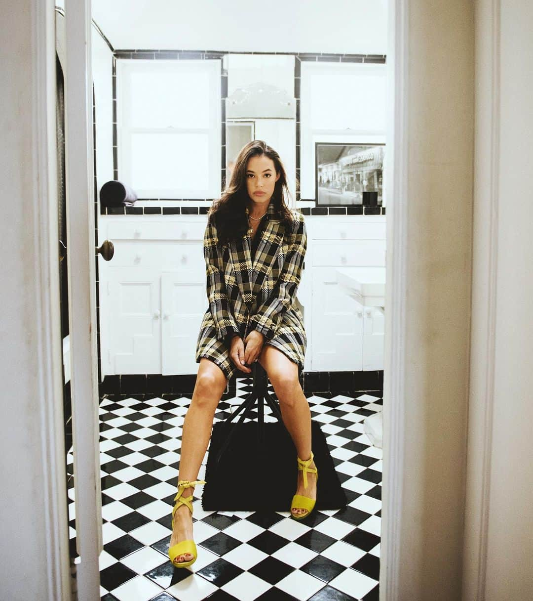 クロエ・ブリッジスさんのインスタグラム写真 - (クロエ・ブリッジスInstagram)「You ever hang out in the bathroom lately just for the change of scenery」12月18日 9時30分 - chloebridges