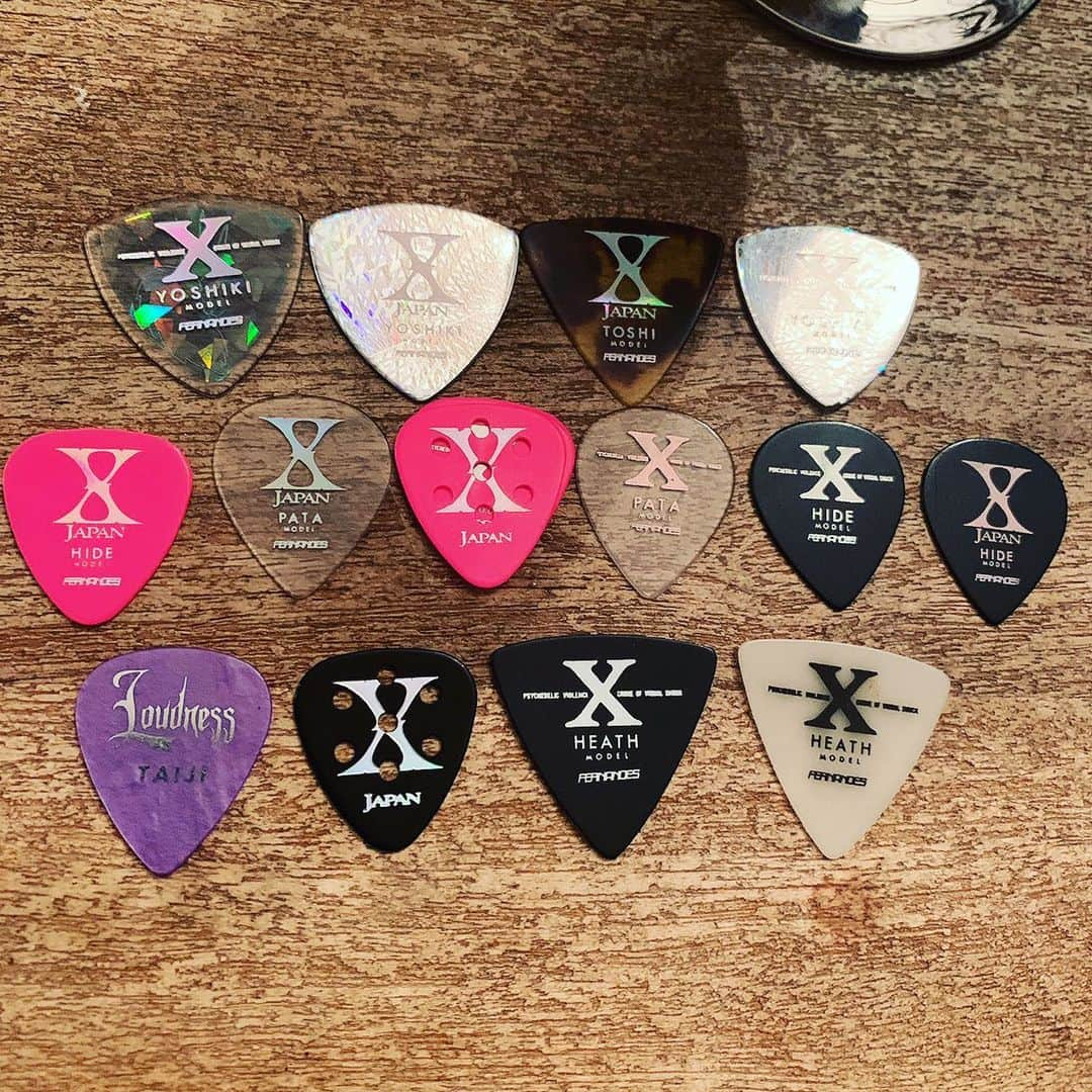 KENJI03のインスタグラム：「We are ❌  #xjapan #guitarpick #フェルナンデス #felnandes  #backon #kenji03 #teeda #guitar #bass #compressor #trackmaker #songwriter」