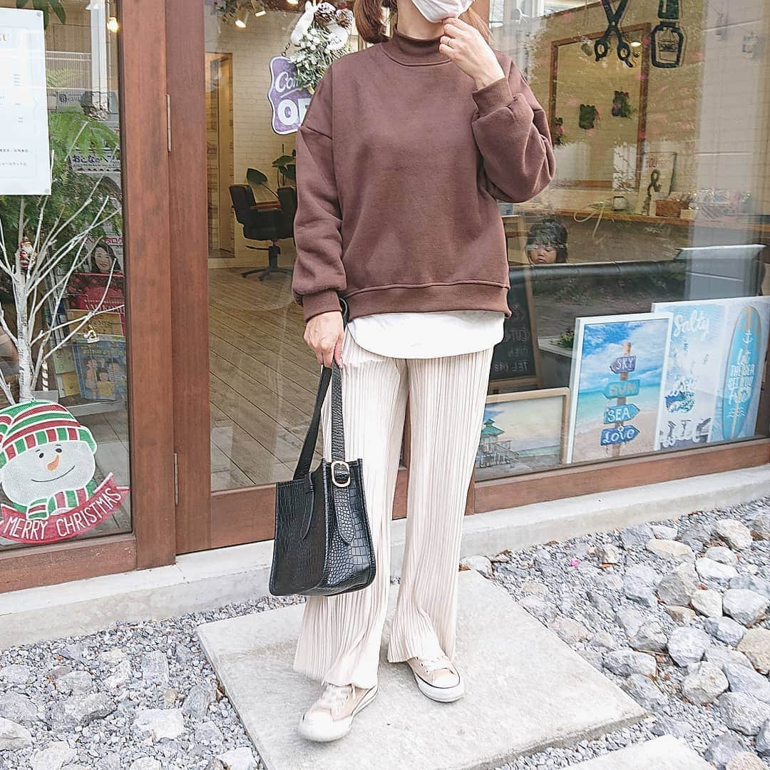 yuu_renonのインスタグラム：「** * 🆕👕👖👜 全て @fifth_store 💓  #サイドファスナーモックネック裏起毛スウェット 裏起毛素材の肌触りもよく とても暖かい！ サイドファスナーのデザインも好き💓  #ベロアプリーツイージーパンツ M着用 生地が柔らかく 家でも着られるストレスフリーな着心地💓 けどベロアプリーツの素材が 合わせるトップスや靴によって お出かけにもいける💓  @editsheen_store の #ポーチ付きクロコ型押しトート 👜 ベルトモチーフがポイントで 高見えするよ！  #fifth は60%offクーポン出てたよ🥰💓 この機会にお買い物してみてね💓 * * #ママコーデ #スウェット #バッグ #160cm以上コーデ #トレンド #カジュアル #エディットシーン #editsheen #fifthtl #フィフス #bag #fashion #ootd #outfit #code #coordinate #style #instafashion #大人カジュアル#カジュアルコーデ #今日のファッション #今日のコーデ #プチプラコーデ #着回しコーデ #中学生ママ」