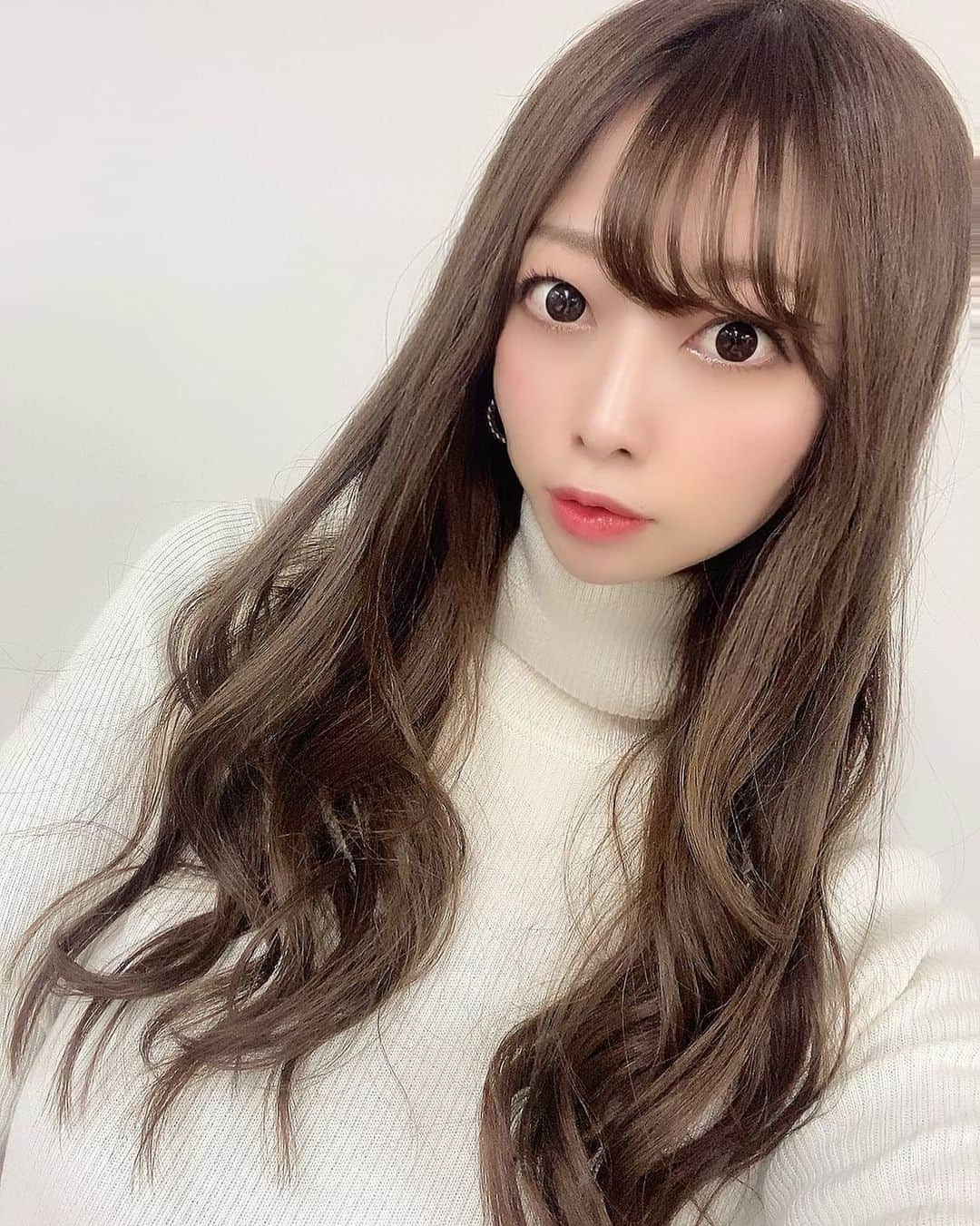 小泉奈央さんのインスタグラム写真 - (小泉奈央Instagram)「. おはよう☃️🤍 . 年々寒さに弱くなってる気がするよ…🥲❄️ . . . #gm#goodmorning#winter#12月#冬#冬服#冬服コーデ#ニット#白ニット#ニットコーデ」12月18日 9時38分 - nao_koizumi_