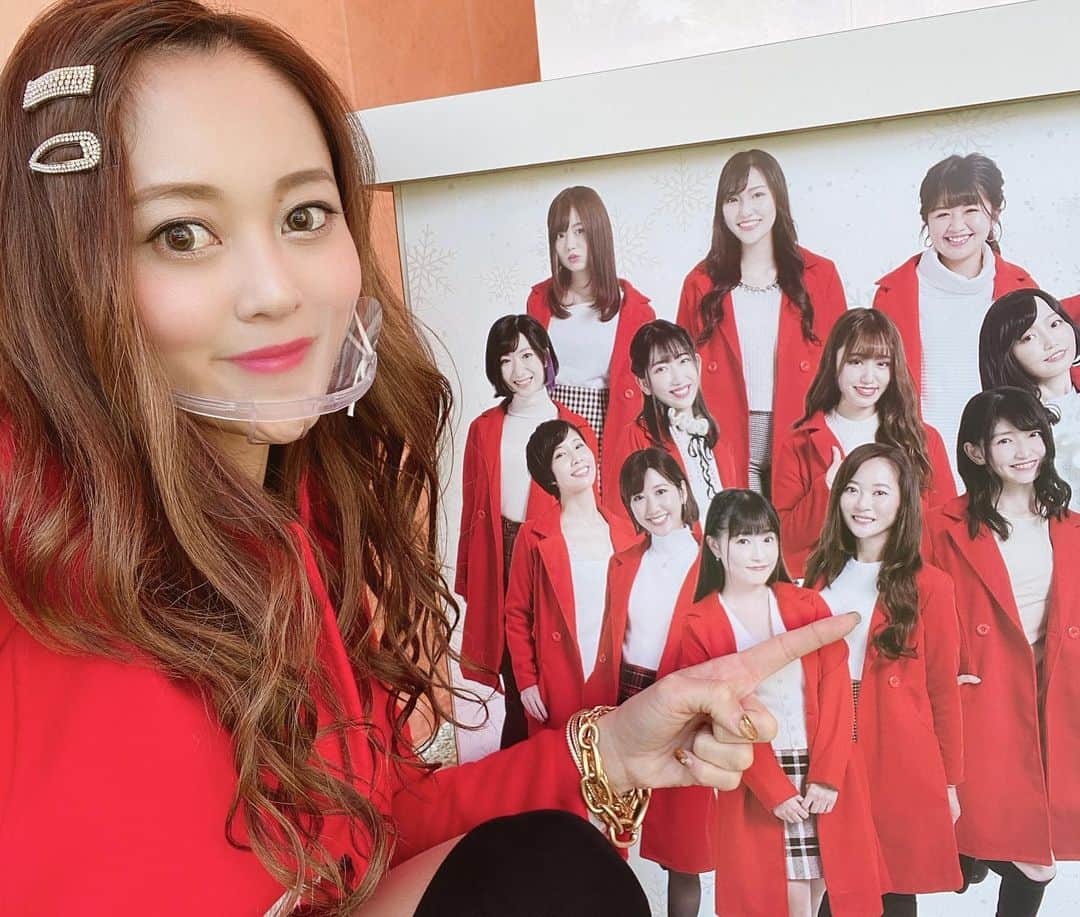 三上玲奈のインスタグラム：「はーい❣️  クリスマスガーデンin芝公園🎄 ウィンタービアガーデン⛄️  では100種類以上のビール🍻カクテル🍸ソフトドリンク🍹と200種類以上のフード🌮用意して25日まで11時〜22時まで開催❣️  ラストスパート盛り上がりますよー😄  ヒビヤガール2期生の三上は、本日18日と19.20.23.24.25 は会場でダンスとトークとみんなとのセッションしまくって盛り上げます😊  あと、飲んで食べます😂  お酒を買うと貰える投票券でヒビヤガール3期生に投票してね💃  三上は投票には参加しないけど逢いにきてね🌞  【#クリスマスガーデン　#クリスマスデザインツリーコンペティション　#クリスマスツリーNo.004】 で投票してね😃 ⭐️芝公園4号地で開催❗️最寄駅は御成門😃 ⭐️三上は先輩チームなので参加してませんが、新人ヒビヤガールの7人はコンテストをしています。お酒を買うと貰える投票券で投票してね❣️ 貰えない時は下さいと店員に言ってください😃  ⭐️ソーシャルディスタンスや大声、なるべくマスク着用などご協力お願いします。 入場の際には検温、アルコールお願いしております❣️  ⭐️会場内はキャッシュレスです。【クレジット、Suica、PayPay、ID,nanaco、楽天edy,QUICPay、りそなwallet,ALIPAY,We ChatPay】をご用意下さい😃  ⭐️グラスのデポジットは1000円現金です💦  ⭐️現金ご希望の方は金券販売しています💴が、お釣りはでませんので出来ればキャッシュレスがオススメです❣️  #三上玲奈　#ヒビヤガール　#クリスマスガーデン　#芝公園　#ヒビヤガーデン　#ビール女子」