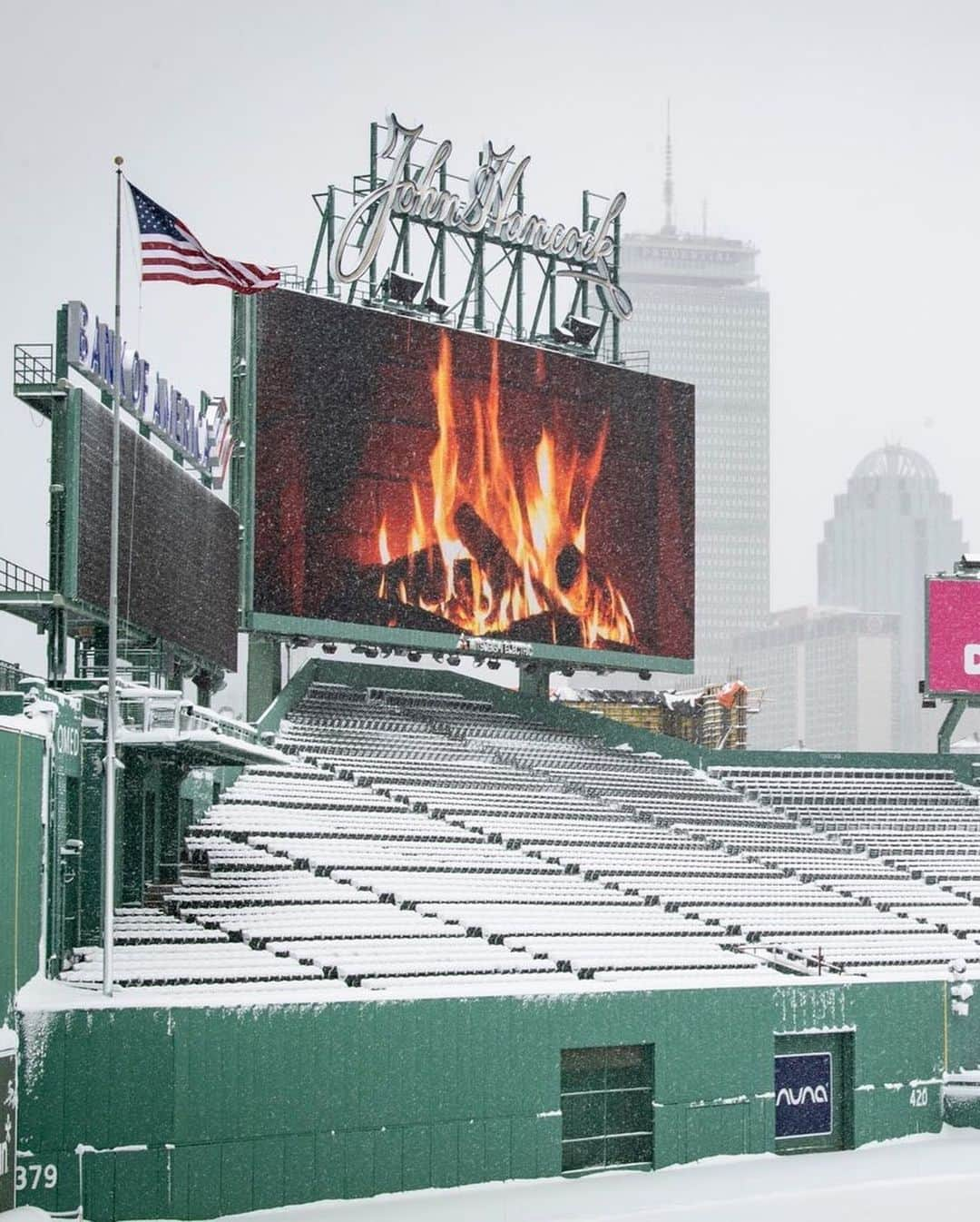 ボストン・レッドソックスさんのインスタグラム写真 - (ボストン・レッドソックスInstagram)「🔥 & ❄️」12月18日 9時39分 - redsox