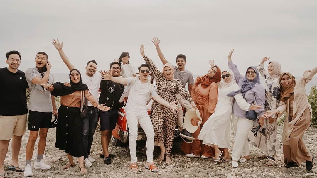 のインスタグラム：「Team Bali soliiiiiid @sungkarsfamily 🤣🐛 Alhamdulillah Allah kasih kita kemudahan dan kesehatan selama traveling dan Shooting di Bali 🤗 sampai Jakarta Swab lagi masyaAllah Tabarakallah hasil negative semua 🤗 Semoga kita selalu dalam lindungan Allah 🤲🏼」