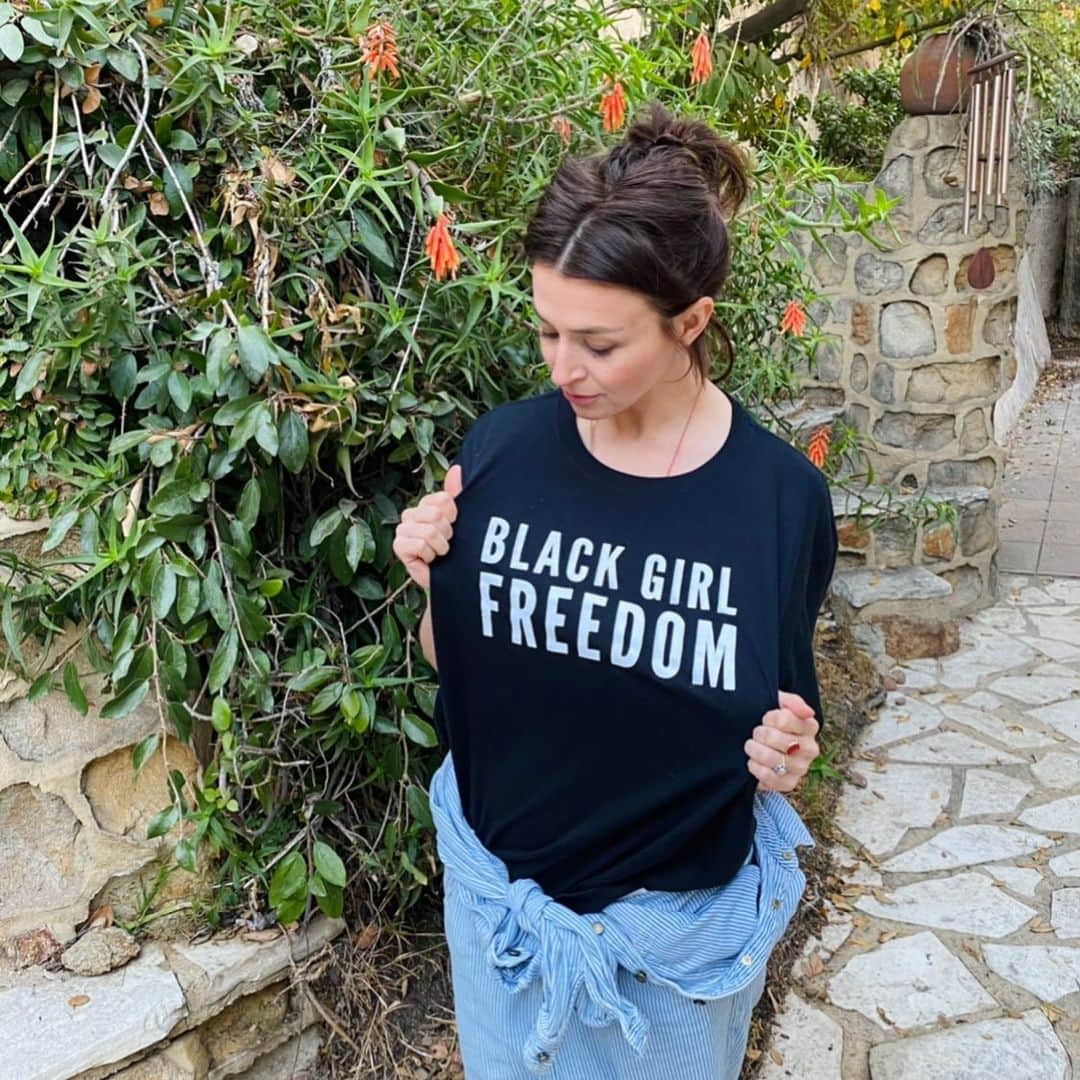 のインスタグラム：「I’m proud to be wearing a @phenomenal shirt in support of the @BlackGirlFreedomFund, a call to invest $1 billion in Black girls over the next 10 years.  I believe that Black girls deserve to be girls, to have joy, to be safe and free, and to grow up healthy and thriving. Learn more about this and many things tonight on Grey’s. #greysanatomy @petechatmon @feliciapride @seekellymccreary @kristavernoff #dothework #equity」