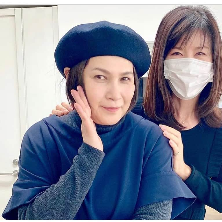 千吉良恵子さんのインスタグラム写真 - (千吉良恵子Instagram)「#Repost @abesawakobeauty with @get_repost ・・・ 今日18日は amazon prime「BEAUTY THE BIBLE」2020年ベストコスメ　スキンケア編の放送日。ぜひ見てくださいね。 収録日はヘアメイクアップアーティストの @chigirakeiko #ちぎりん こと 千吉良恵子さんと一緒で スタジオの控え室でパチリ📸  したのでした💓 ちぎりんのベストコスメ　 メイクアップ編も同日放送！ どちらも見逃さずに💓 @beautythebible_official  どんな感じに編集されているかドキドキです😅  #beautythebible  #amazonprime  #beauty  #田中みな実  #福田綾乃 #山賀琴子  #instagood #instabeauty #beautytalk  #スキンケア #ベストコスメ  #bestcosmetics 足元 #気を抜いてた ワンピースは @numeroventuno #n21」12月18日 9時51分 - chigirakeiko