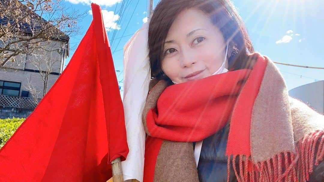 みやざきやすこさんのインスタグラム写真 - (みやざきやすこInstagram)「マラソン大会の見守りのお手伝いで 紅白の旗を持って振っていたw  めでたすぎるw  #マラソン大会 #旗が紅白 #見守り #反対側の見守り保護者来ない #みやざきやすこ #育乳女神 #寒い #眉毛くらい描け」12月18日 10時00分 - yasuko.miyazaki333
