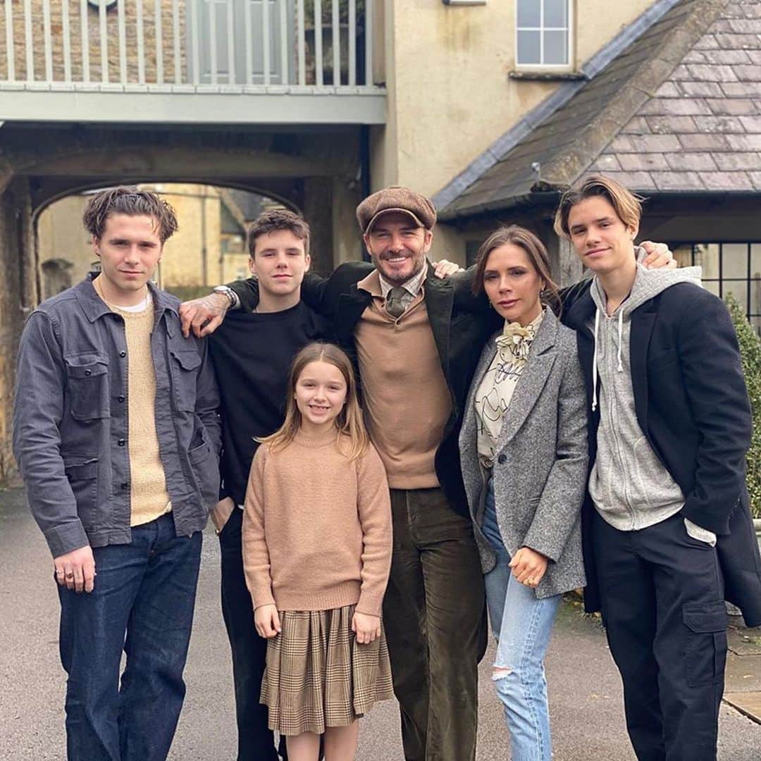 E! Onlineさんのインスタグラム写真 - (E! OnlineInstagram)「Victoria Beckham revealed the behind-the-scenes footage of her family's Christmas card, and it's anything but posh. See things go awry at the link in our bio. (📷 : Instagram)」12月18日 10時00分 - enews