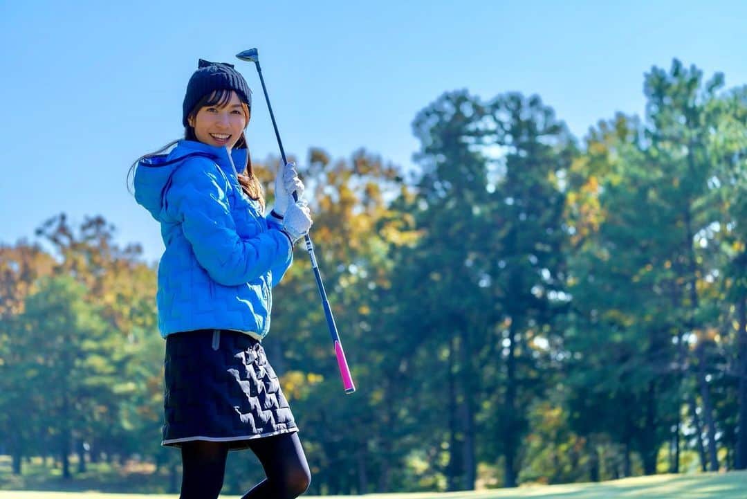 のインスタグラム：「. この冬大活躍間違いなしのあったかコーデ🏌️‍♀️💙🖤 . 全身 @lanvin_sport_official  . ブルゾンはブラック、グレー、ブルーの3色展開で、わたしは発色が綺麗なブルーをチョイス✨💙 . 中綿が入ってて軽くて暖かい〜😇 . しかも袖が取り外せるので、ベストとしても使用できる2wayタイプ💡 . 腕周りもゴワつかず、このままラウンドしても動きやすかったです🏌️‍♀️✨ . 今年の冬はこればっかり着そうです🤣💙 . . . #lanvinsport #golf #golffashion #ランバンスポール #冬ゴルフコーデ #ゴルフ女子 #中綿ブルゾンコーデ」