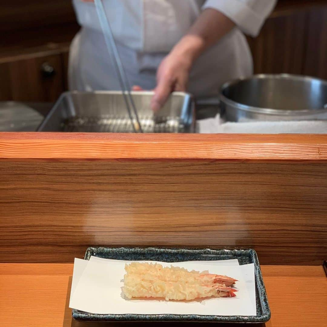 大塚良子さんのインスタグラム写真 - (大塚良子Instagram)「西麻布 魚新さんで天ぷらランチ 菊のコース、どれも最高に美味しかった。 カウンターに座ってワインでも飲みながらのんびりと、 とは行かず遊びたい盛りの娘を代わるがわる散歩に連れて行かなくてはならなくてまあ落ち着かない😅 でも久しぶりの天ぷら、至福な時間でした✨ . . . #東京散歩　#東京ランチ　#一時帰国　 #西麻布　#天ぷら　#魚新　 #tokyo #lunch #lunchtime」12月18日 9時55分 - ryokokonami