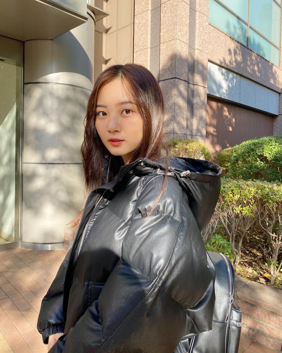 青山舞莉のインスタグラム：「最近寒いね❄️  みんな風邪引かないようにたくさん寝て食べてね  可愛い大きなアウターは　@rogerandraw 🤍　 今日からonline store open だよ  thanks to @hanaxmurphy for switching back the jackets lol   #ミーコーデ　#ミーの毎日　#rogerandraw」