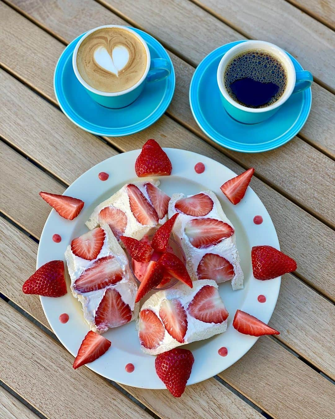 黒田麻理耶さんのインスタグラム写真 - (黒田麻理耶Instagram)「. 美味し過ぎて感動🥺🍓🍞 . さとちゃんと恵比寿にある「ダカフェ」へ👩‍❤️‍👩 ここは中目黒にあるフルーツサンド専門店 ダイワの系列カフェです☺️✨ . #いちごサンド (2,000円) . 見た目の可愛さにテンションが上がり、 食べたら感動🥺❤️ いちごが大粒で甘くて瑞々しくて🍓🍓🍓 生クリームの甘さも絶妙👏 今まで食べたイチゴサンドの中で一番美味しい🥇 . 季節ごとにメニューが変わるらしいので、 他のフルーツサンドも食べたいし、 パフェもあったからまた行きたい☺️💓 . #ダカフェ  #ダカフェ恵比寿店  #恵比寿 #恵比寿カフェ  #カフェ  #カフェ巡り #フルーツサンド  #イチゴサンド  #🍓 #cafe  #sandwich  #fruitssandwich」12月18日 10時10分 - mariya_kuroda