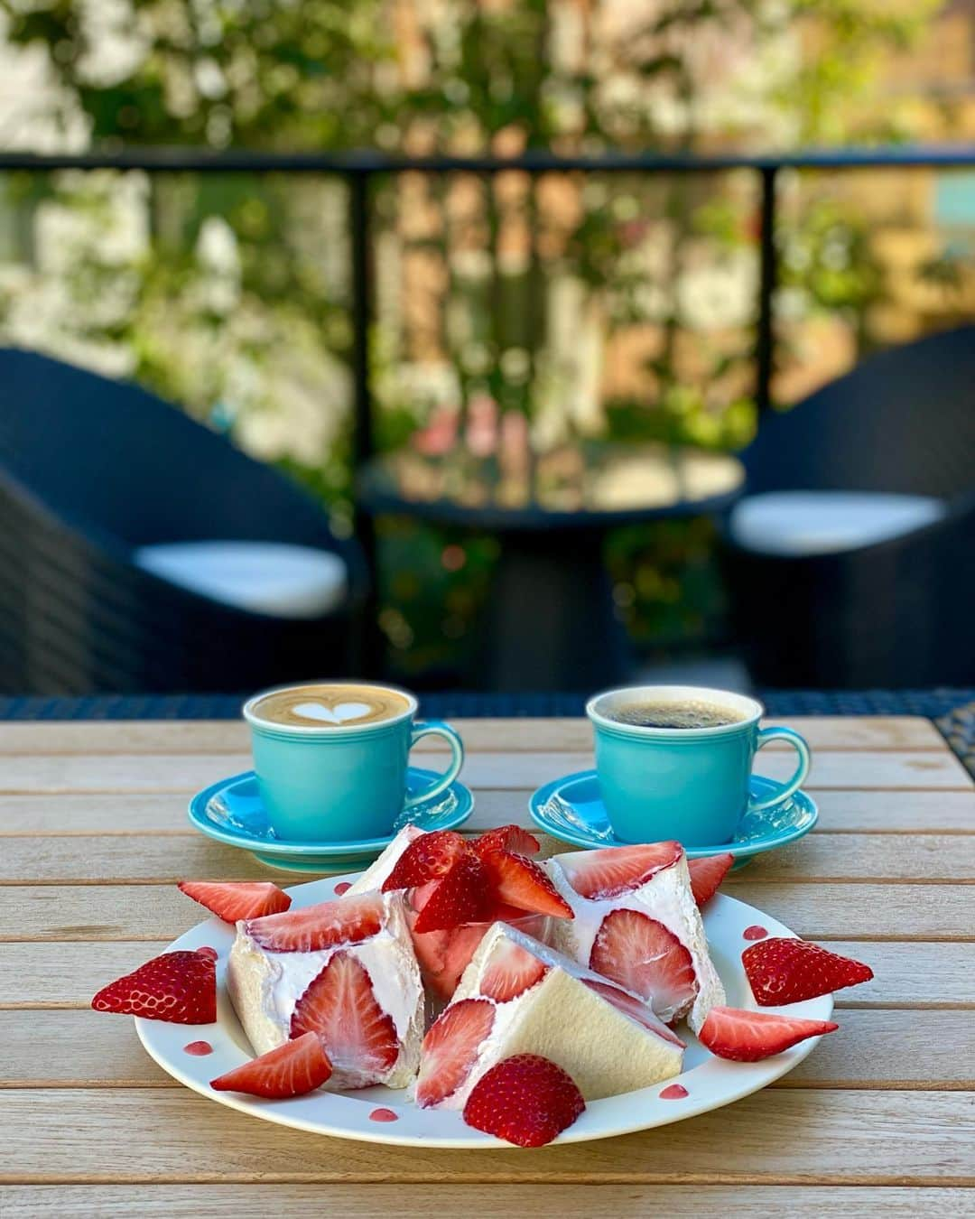 黒田麻理耶さんのインスタグラム写真 - (黒田麻理耶Instagram)「. 美味し過ぎて感動🥺🍓🍞 . さとちゃんと恵比寿にある「ダカフェ」へ👩‍❤️‍👩 ここは中目黒にあるフルーツサンド専門店 ダイワの系列カフェです☺️✨ . #いちごサンド (2,000円) . 見た目の可愛さにテンションが上がり、 食べたら感動🥺❤️ いちごが大粒で甘くて瑞々しくて🍓🍓🍓 生クリームの甘さも絶妙👏 今まで食べたイチゴサンドの中で一番美味しい🥇 . 季節ごとにメニューが変わるらしいので、 他のフルーツサンドも食べたいし、 パフェもあったからまた行きたい☺️💓 . #ダカフェ  #ダカフェ恵比寿店  #恵比寿 #恵比寿カフェ  #カフェ  #カフェ巡り #フルーツサンド  #イチゴサンド  #🍓 #cafe  #sandwich  #fruitssandwich」12月18日 10時10分 - mariya_kuroda