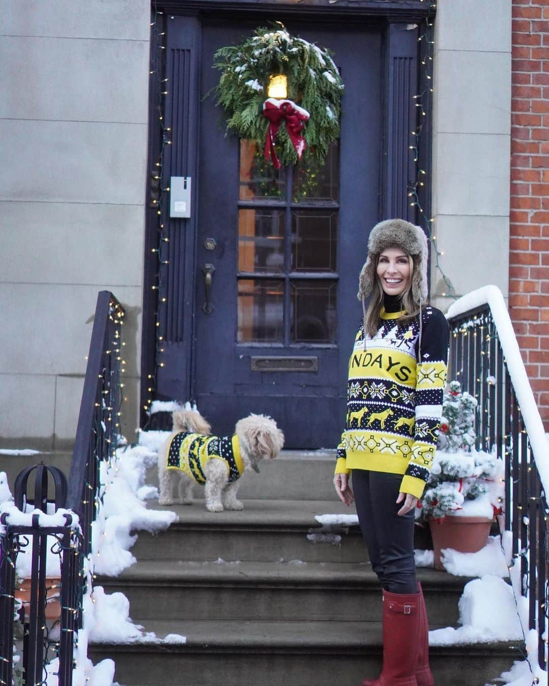 キャロル・ラドジウィルのインスタグラム：「I'm low-key obsessed with matching sweaters. It's the little pleasures I look guard to now. Have I been in quarantine too long? 🤣🤣 • Thanks @sundaysfordogs 🙋🏻‍♀️ #homestretch」