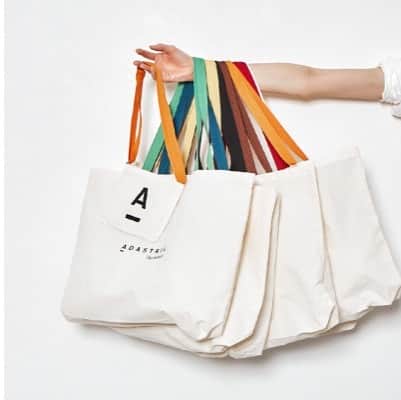 キャナルシティ博多のインスタグラム：「🎅REBAGシュウカン🎅  キャナルシティ博多の ニコアンド グローバルワーク レイジブルー から合同イベントのお知らせ！🎉🎉  ＿＿＿＿＿＿＿  本日12月18日(金)より、 「REBAGシュウカン」をスタートいたします。 今回の「REBAGシュウカン」は、全国のアダストリア店舗にて税込8,000円以上お買い上げでエコバッグを配布致します。 アダストリアグループでは事業による環境負荷を低減させるのはもちろんのこと、サステナブルなファッションの楽しみ方をお客さまに提案してまいります。  ■「REBAGシュウカン」 実施期間 2020年12月18日（金）～　無くなり次第終了 《内容 》 税込8,000円以上お買い上げのお客さまに、アダストリアロゴ エコバッグをプレゼントいたします。 ※無くなり次第終了  ＿＿＿＿＿＿＿  是非この機会にショップへお立ち寄り下さい🎅🎅🎁🎁  #キャナルシティ博多 #キャナルシティ #キャナル #きゃなるしてぃはかた #canalcity #ふくおか  #福岡 #博多 #はかた #天神 #お買い物 #エコバッグ #rebagシュウカン #bag #マイバッグ #アダストリア #adastria @adastria_official  #nikoand #ニコアンド @nikoand_official  #RAGEBLUE #レイジブルー @rageblue_official」