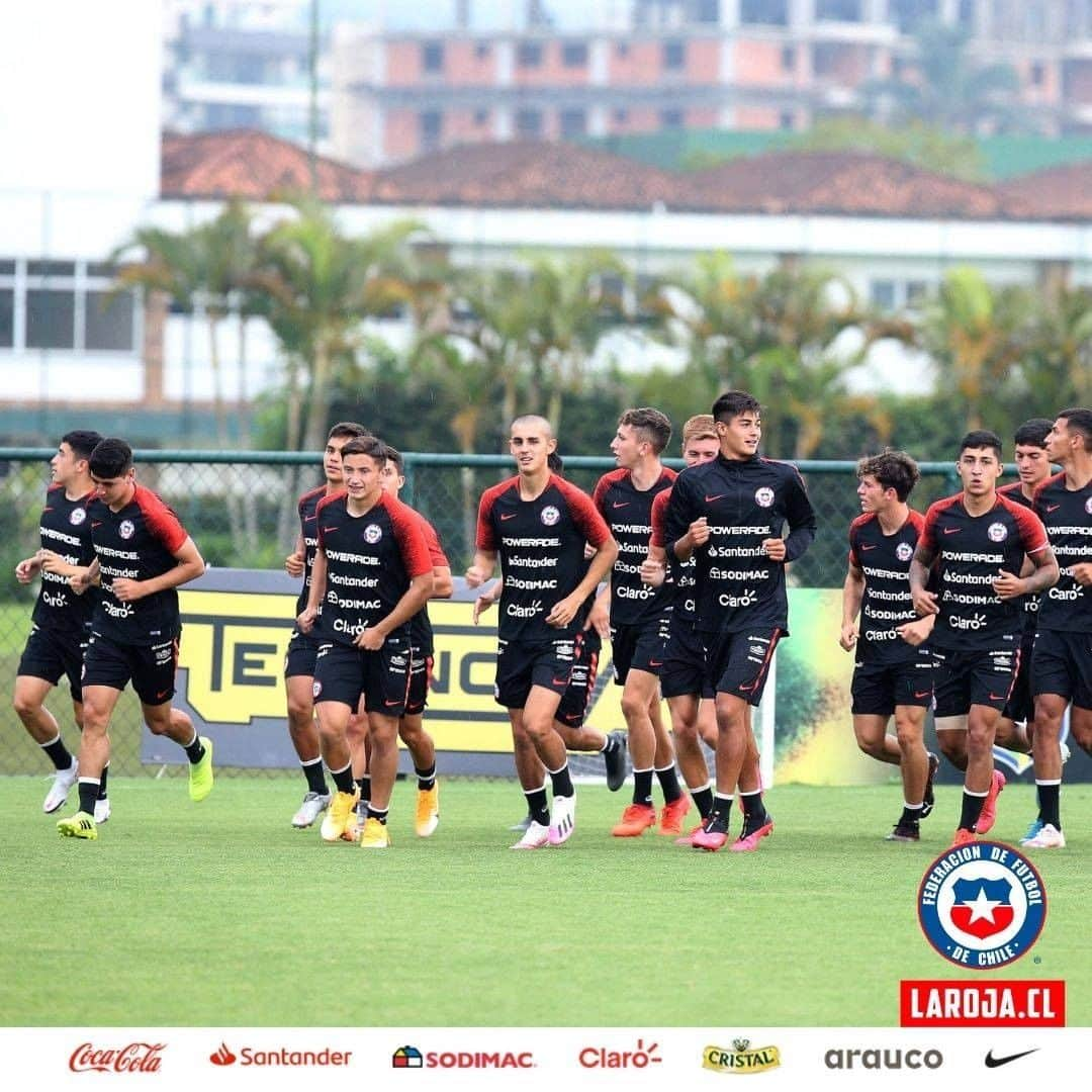 サッカーチリ代表チームさんのインスタグラム写真 - (サッカーチリ代表チームInstagram)「🇨🇱😍En un esfuerzo técnico y humano, nuestro amigo nos visitó nuevamente en la última práctica de #LaRojaSub20, en la previa del partido ante Brasil.   Ah! Y no vino solo... 🦜🦜  Las fotos, como siempre, del crack @parrazagal  Comunicaciones ANFP  #Chile #LaRoja #VamosLaRoja #VamosChile」12月18日 10時15分 - laroja