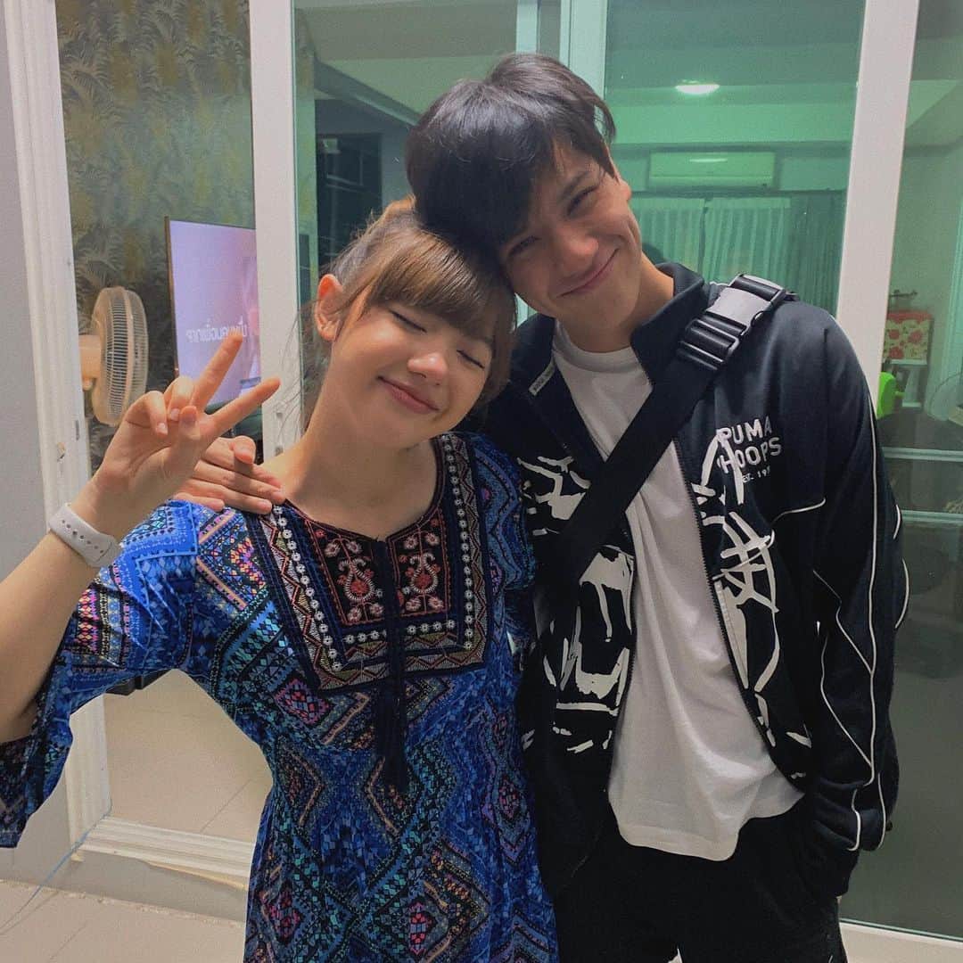のインスタグラム：「Happy birthday น้าาา @nanon_korapat 🎉✨ขอให้มีความสุขมากๆ มีแต่คนรักคนเอ็นดูคอยซัพพอร์ตตลอด และขอเราให้ว่างตรงกันจะได้เจอกันสักทีนะะ5555555 miss u~💜」