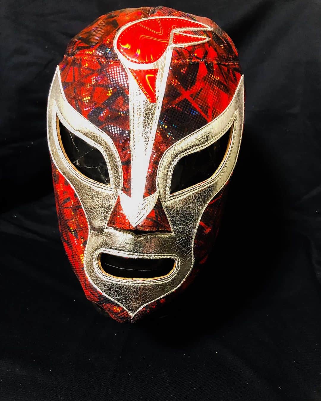 カズ・ハヤシのインスタグラム：「最近のマスクは生地もエナメルも派手ですね。 #蟹マスク #カニマスク  プロレスにしかないマスク文化。 やっぱりマスクっていいな。」