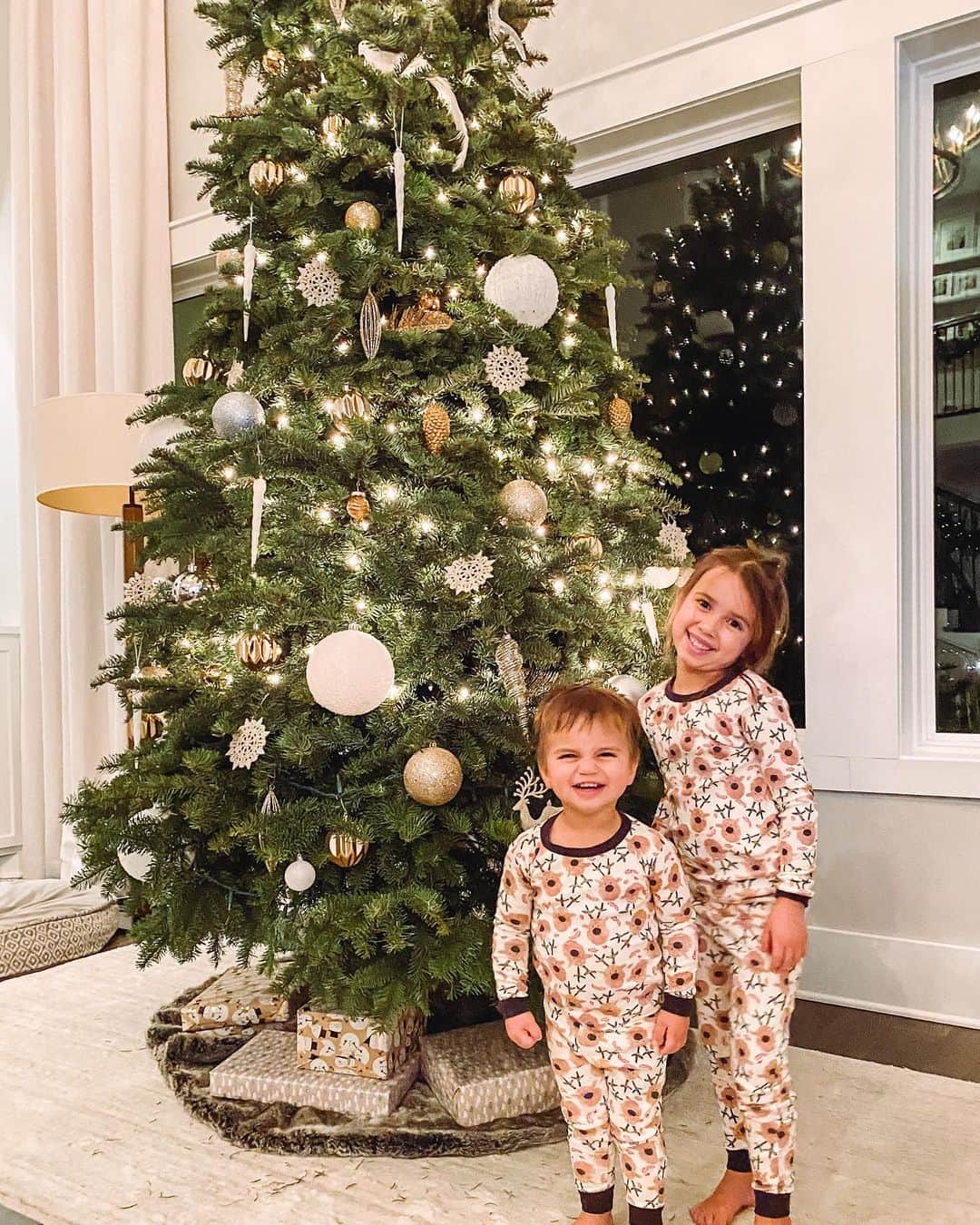 ジャナ・クレイマーのインスタグラム：「Tis the season for matching pjays and noticing your tree is half lit 😂. Question is do I even bother at this point?」