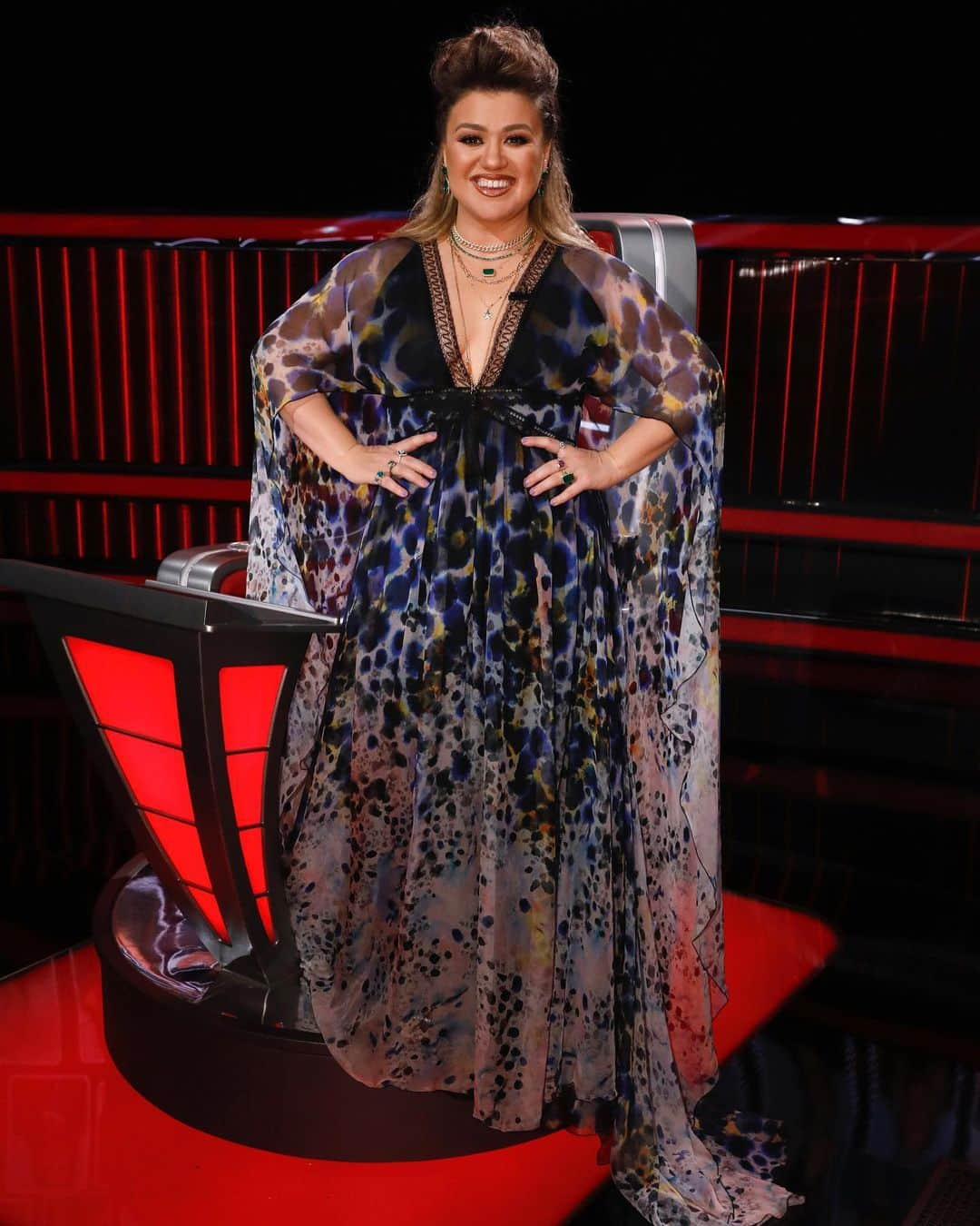 ケリー・クラークソンさんのインスタグラム写真 - (ケリー・クラークソンInstagram)「This week's look at @NBCTheVoice ✨ Wearing: @zuhairmuradofficial @shayjewelry @verawang Mua: @gloglomakeup Hair: @robertramoshair Stylist: @cdicelove13 ✨ -Team KC」12月18日 10時20分 - kellyclarkson