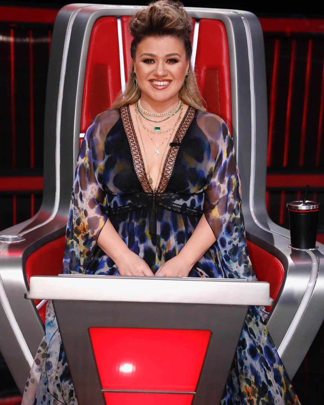 ケリー・クラークソンさんのインスタグラム写真 - (ケリー・クラークソンInstagram)「This week's look at @NBCTheVoice ✨ Wearing: @zuhairmuradofficial @shayjewelry @verawang Mua: @gloglomakeup Hair: @robertramoshair Stylist: @cdicelove13 ✨ -Team KC」12月18日 10時20分 - kellyclarkson