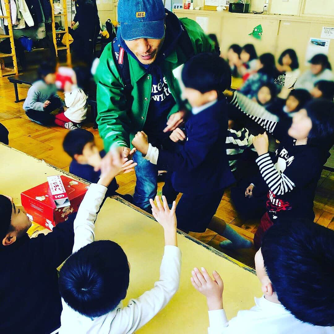 SHINGO★西成さんのインスタグラム写真 - (SHINGO★西成Instagram)「#SHINGO西成と100人のサンタ  13年目。募金活動終了！  西成の児童施設にホールケーキをプレゼントする企画にコロナ禍でもご協力ホンマありがとうございました。 12月25日金曜、西成の4ヶ所の児童施設にホールケーキを36個216名分をプレゼントしてきます！  #気づいてくれる人は必ずいる  #アセラズクサラズアキラメズ  #regcrew」12月18日 10時23分 - shingo_ghetto