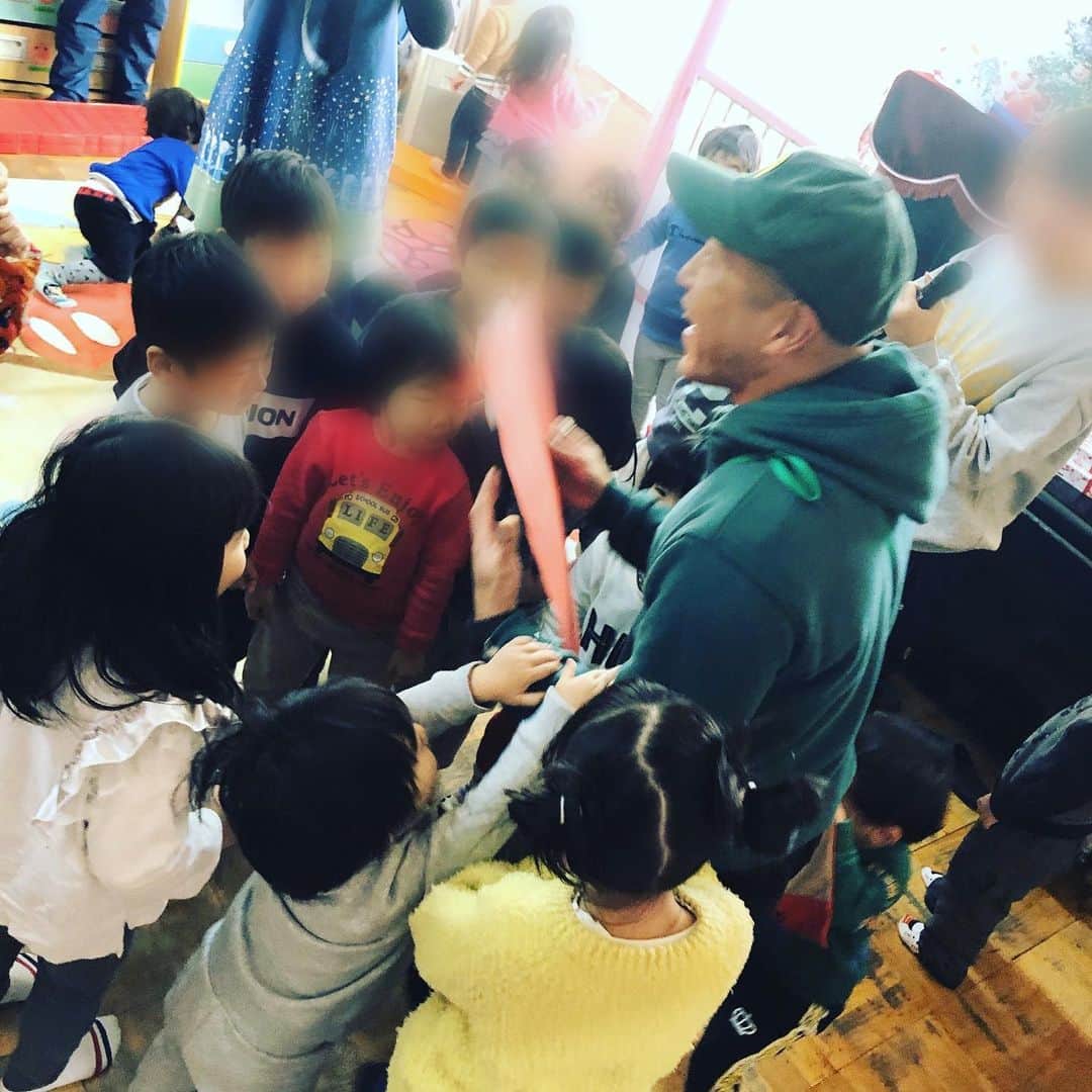 SHINGO★西成さんのインスタグラム写真 - (SHINGO★西成Instagram)「#SHINGO西成と100人のサンタ  13年目。募金活動終了！  西成の児童施設にホールケーキをプレゼントする企画にコロナ禍でもご協力ホンマありがとうございました。 12月25日金曜、西成の4ヶ所の児童施設にホールケーキを36個216名分をプレゼントしてきます！  #気づいてくれる人は必ずいる  #アセラズクサラズアキラメズ  #regcrew」12月18日 10時23分 - shingo_ghetto