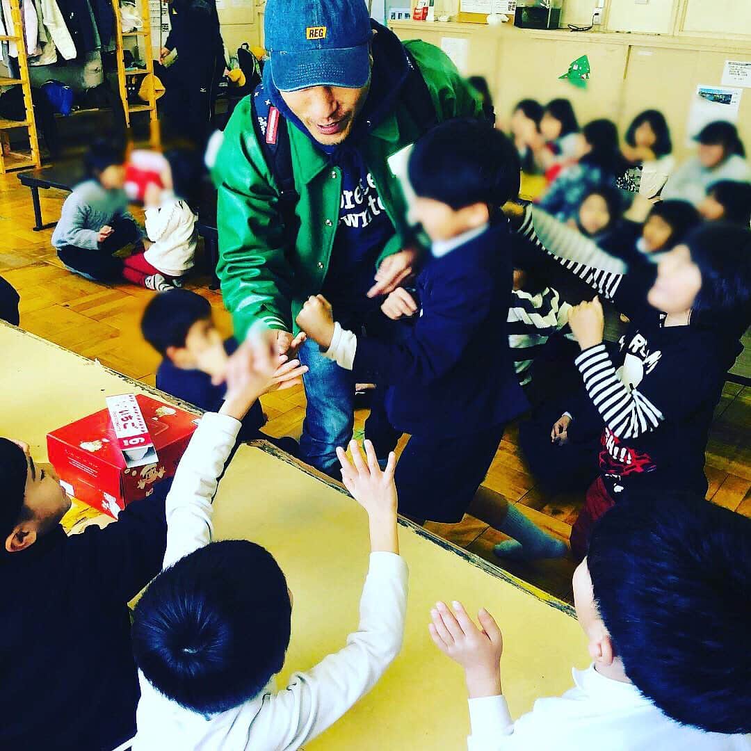 SHINGO★西成のインスタグラム：「#SHINGO西成と100人のサンタ  13年目。募金活動終了！  西成の児童施設にホールケーキをプレゼントする企画にコロナ禍でもご協力ホンマありがとうございました。 12月25日金曜、西成の4ヶ所の児童施設にホールケーキを36個216名分をプレゼントしてきます！  #気づいてくれる人は必ずいる  #アセラズクサラズアキラメズ  #regcrew」