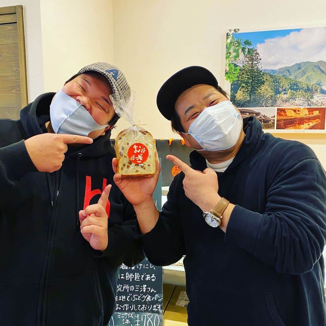 カバのインスタグラム：「. . 毎週土曜日限定でぶどう食パンはじめました！. . その名も キセキのぶどう食パン！！. . 13時からの販売で数量も限定です！. . 先日、プラス•マイナス岩橋さんもお店に来てくれました！ いつもありがとうございます！. . . パンのご予約、電話とDMでも承ってます！ どしどしご予約下さい！ コロナ対策もバッチシですので皆さまのご来店、お待ちしております！😊🍞✨ . . 食パン工房むぎ 〒543-0031 大阪府大阪市天王寺区石ケ辻町9-7 0667771789 11:00〜18:00 (売切れ次第終了) . . どうぞよろカバちゃんでーす😊✨ . . #ぶどう食パン #キセキのぶどう食パン #ぶどうパン好きな人には是非一度食べて頂きたい #どうぞよろカバちゃんでーす」