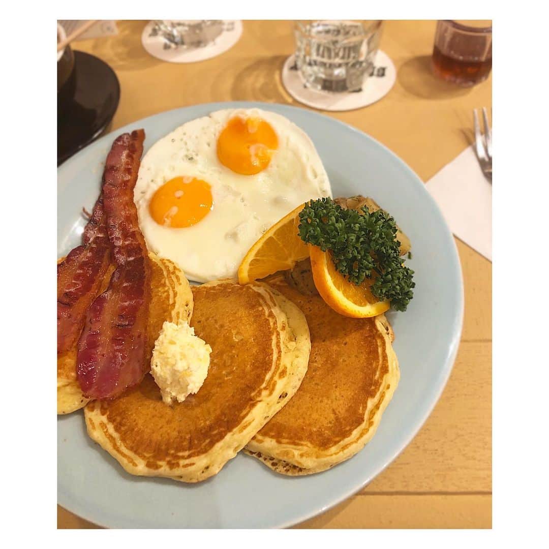 森脇加奈子のインスタグラム：「🥞  みもりんと朝(昼)ごはんした昨日。 「朝活しよ！」と誘い、当初の予定では9時半集合⇨実際に二人が巡り会えたのは10時50分。  友の寛大な心に感謝…  そんでもって、いつも帰り際になって「もっとはやくから集まれば良かったね〜」「ね〜」のやりとりを毎回します。成長しません。  #朝ごはん （と、呼ばせて下さい）」