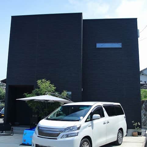 西本ハウスのインスタグラム：「🎈 【外観特集】  広島市 B様邸 注文住宅  【モデルハウス見学予約受付中🏠】 土日祝はもちろん平日でも色々なスタイルのモデルハウスをご見学いただけます😊🎈  場所:安佐南区山本新町（春日野）  イベント情報はこちら▼ @nishimoto_house ⇧プロフィールのURLよりご覧いただけます👀  #西本ハウス #広島県 #工務店 #ZEROCUBE #ゼロキューブ #グッドデザイン賞 #1000万円からはじめる家づくり #子育て世代の家  #子育て世代の家づくり #デザイン住宅  #デザイナーズ住宅 #新築一戸建て #マイホーム #新築マイホーム #注文住宅 #規格住宅 #家づくり #暮らしを楽しむ #セミオーダー住宅 #セミオーダー #セミオーダーハウス #広島建売 #建売 #分譲住宅 #分譲中 #広島分譲住宅」